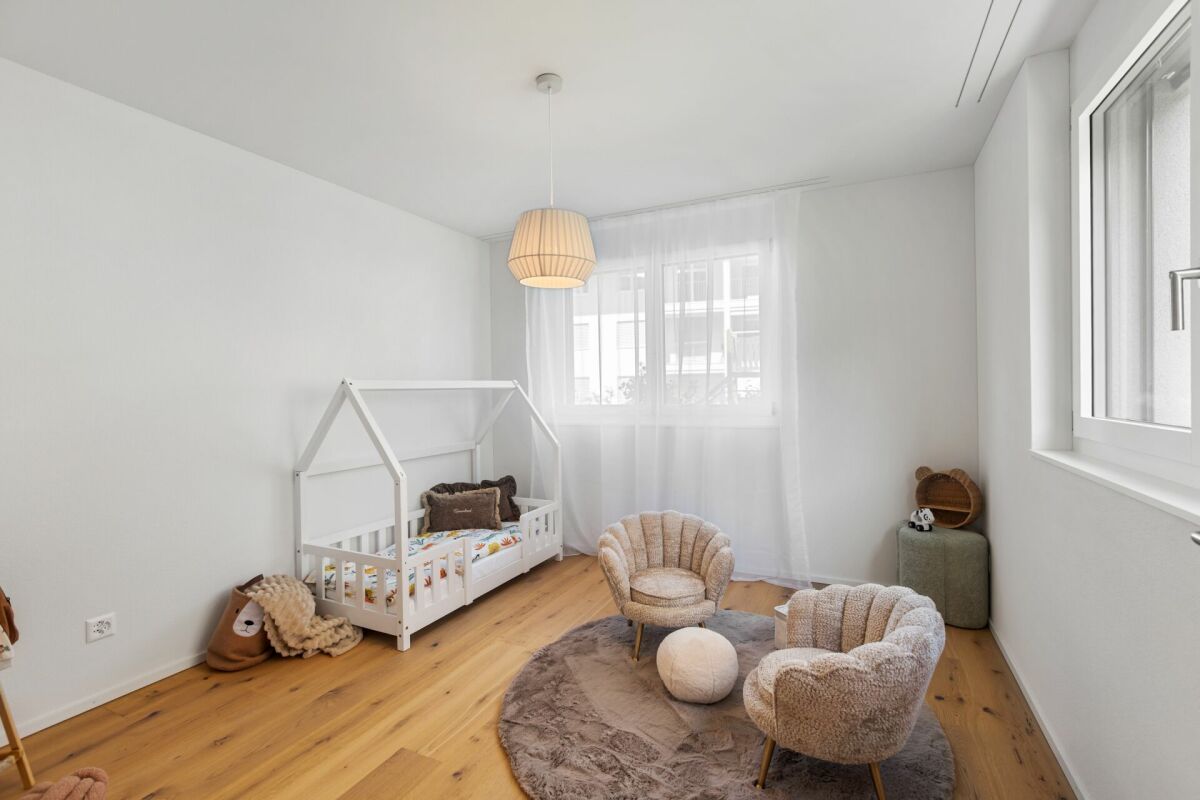Helles Kinderzimmer mit Spielbereich