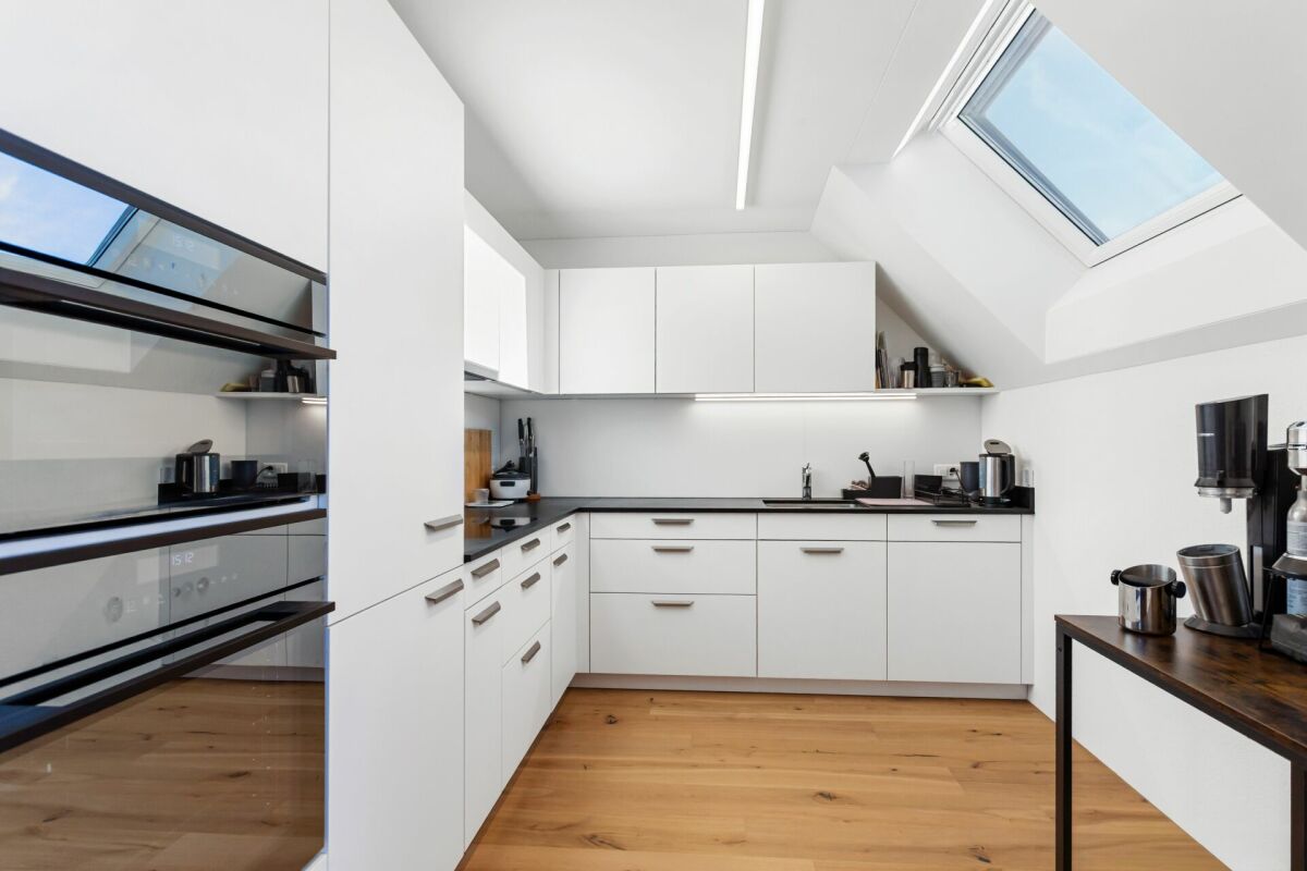 Moderne Dachgeschossküche mit Dachfenstern