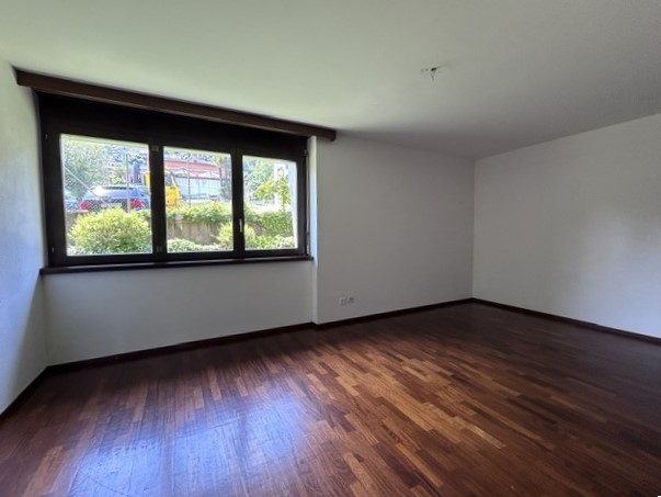 Leerer Wohnraum mit großem Fenster