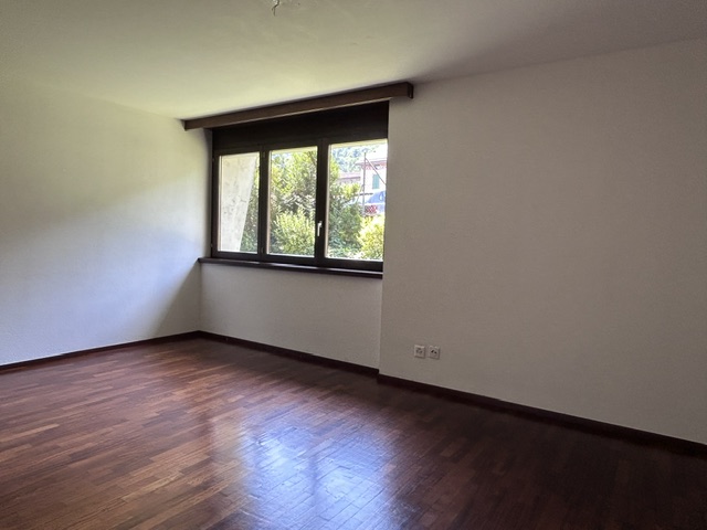 Leerer Raum mit Fenster