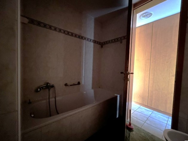 Badezimmer mit Badewanne und offenem Durchgang