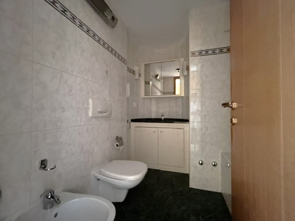 Kleines Badezimmer mit Waschtisch und WC
