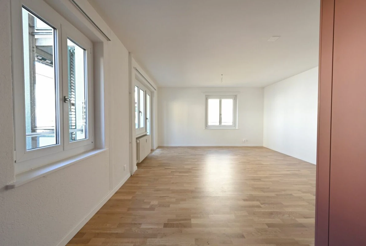 Heller leerer Wohnraum mit Holzoptikboden