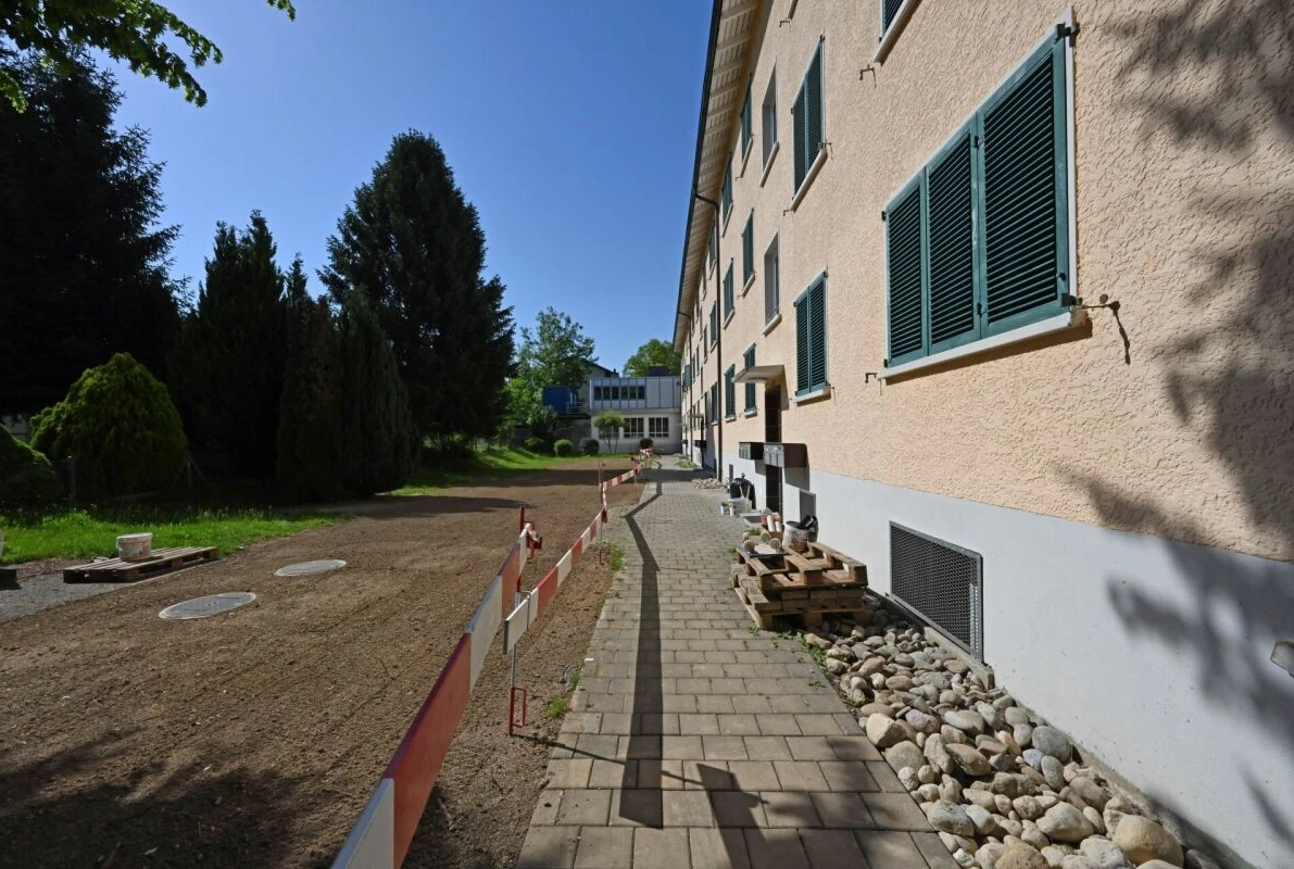 Außenansicht eines Mehrfamilienhauses mit Gartenweg