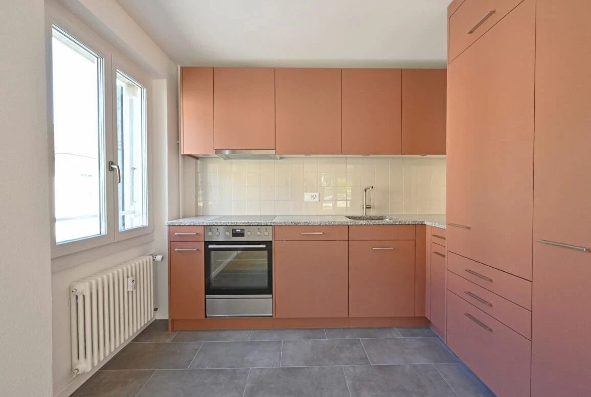 Kompakte Küche mit roséfarbenen Fronten