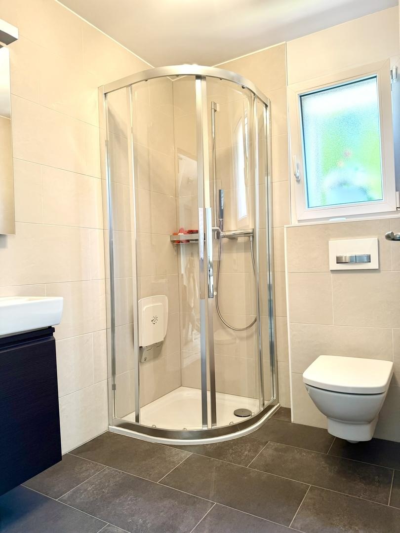 Modernes Badezimmer mit Dusche und WC