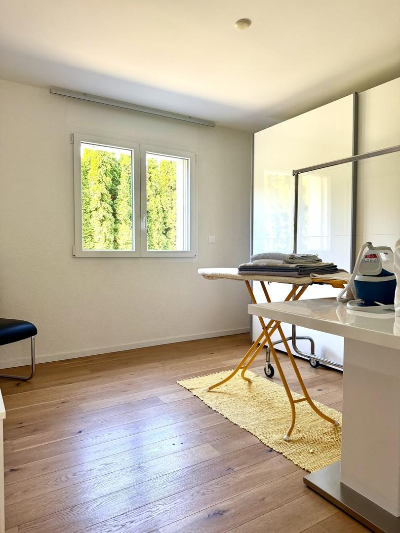 Heller Raum mit Fenster und Bügelbrett