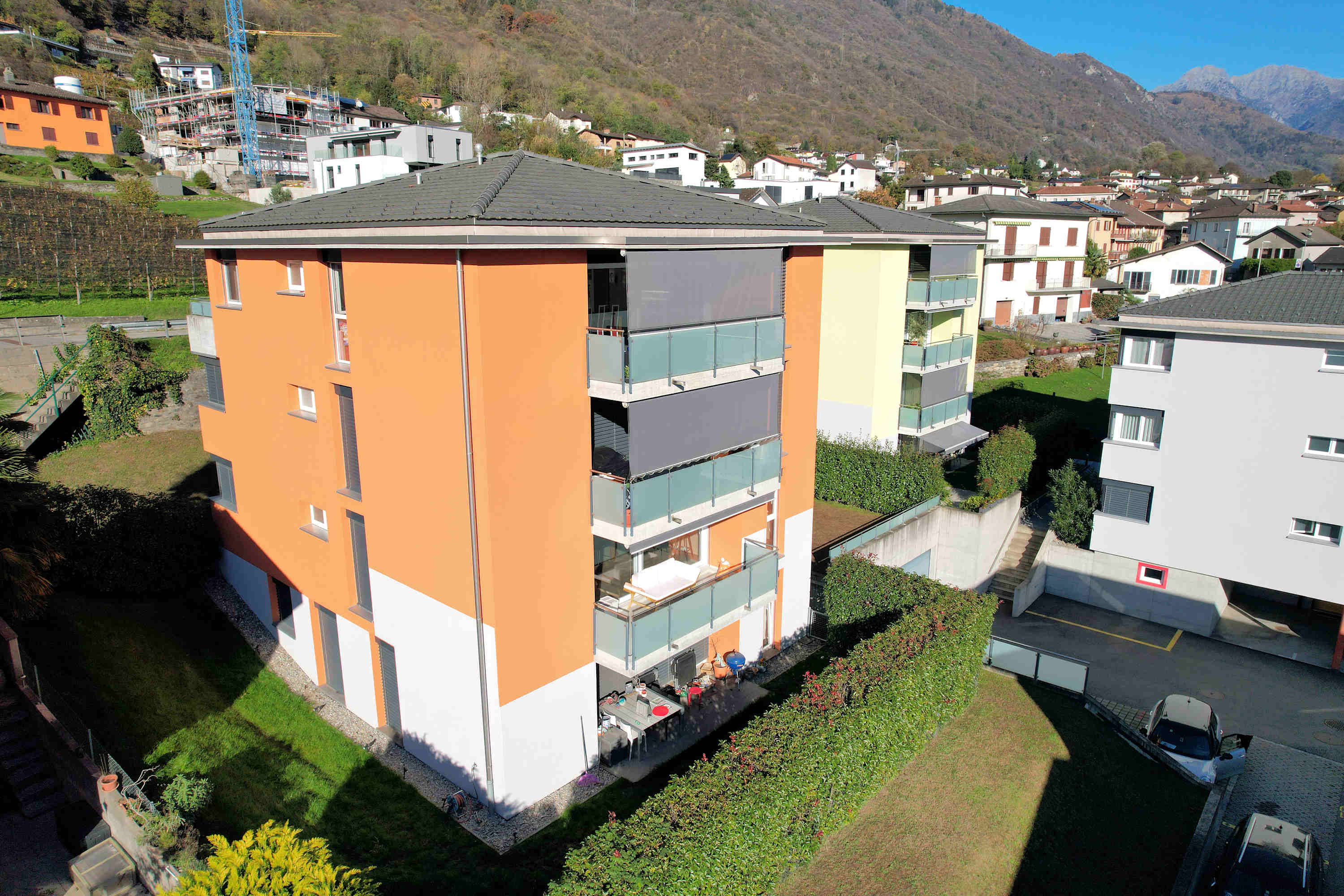 Wohnhaus in Hanglage mit Balkonen