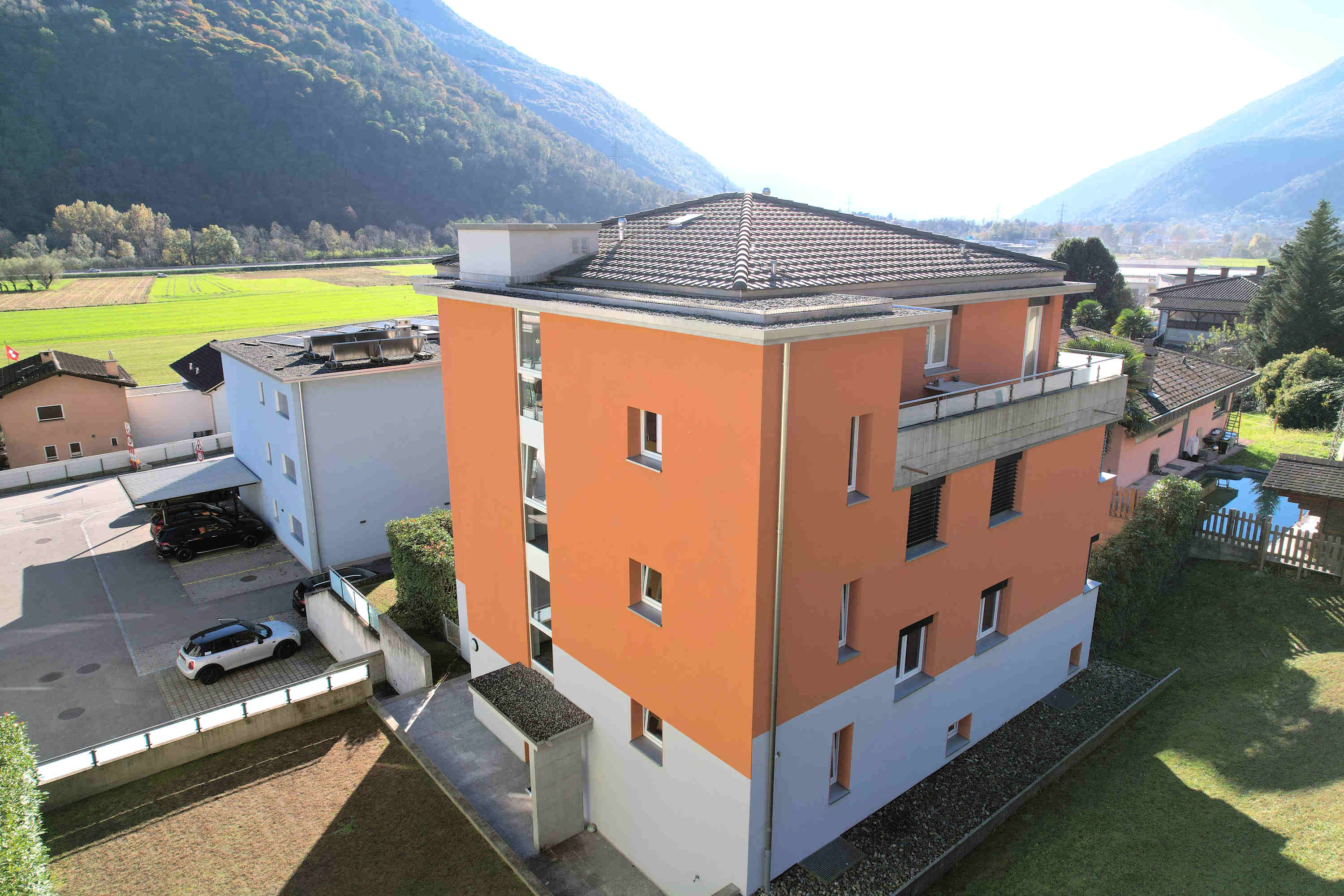 Modernes Wohnhaus mit Bergblick
