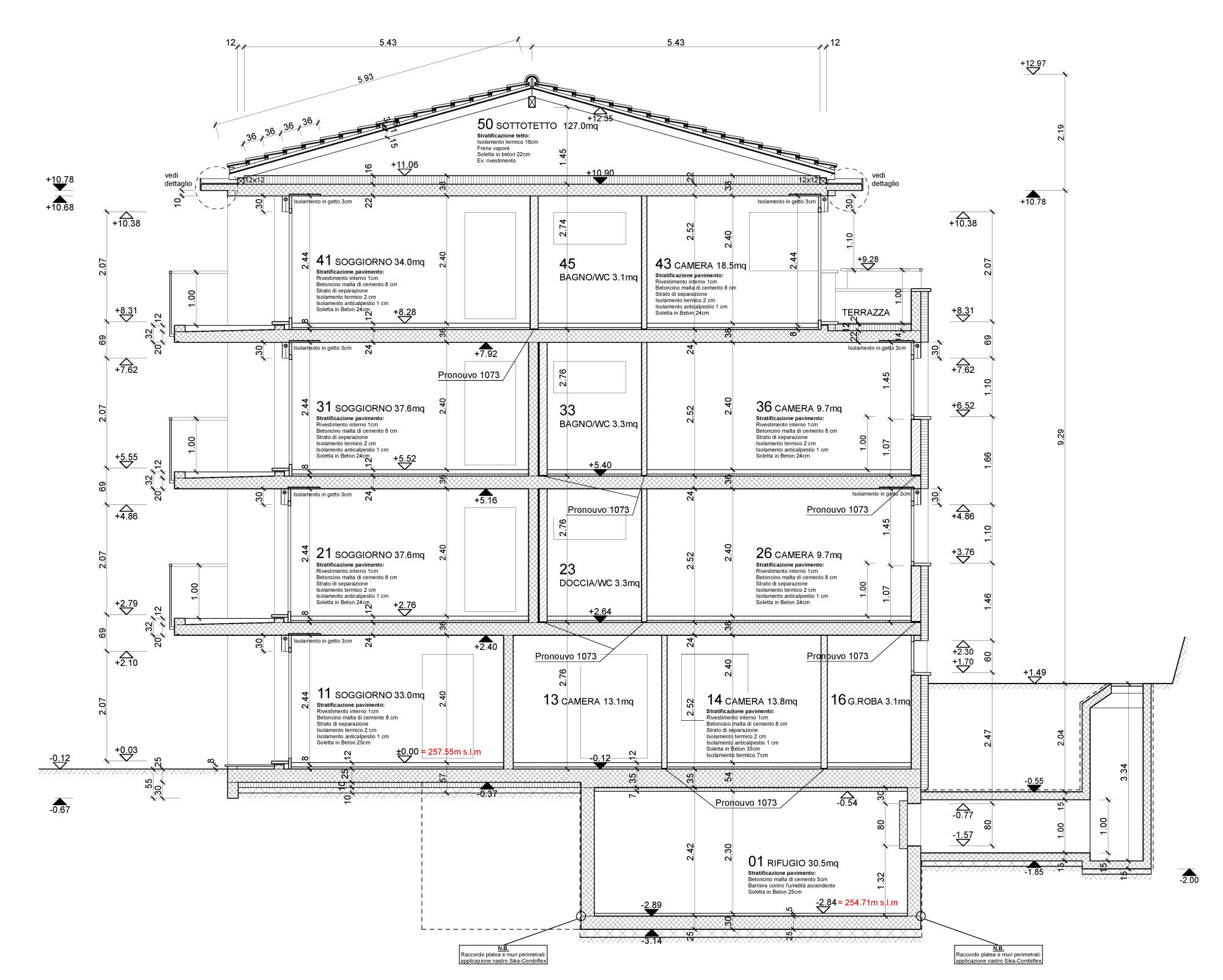 Grundriss eines mehrgeschossigen Gebäudes mit Souterrain und Satteldach