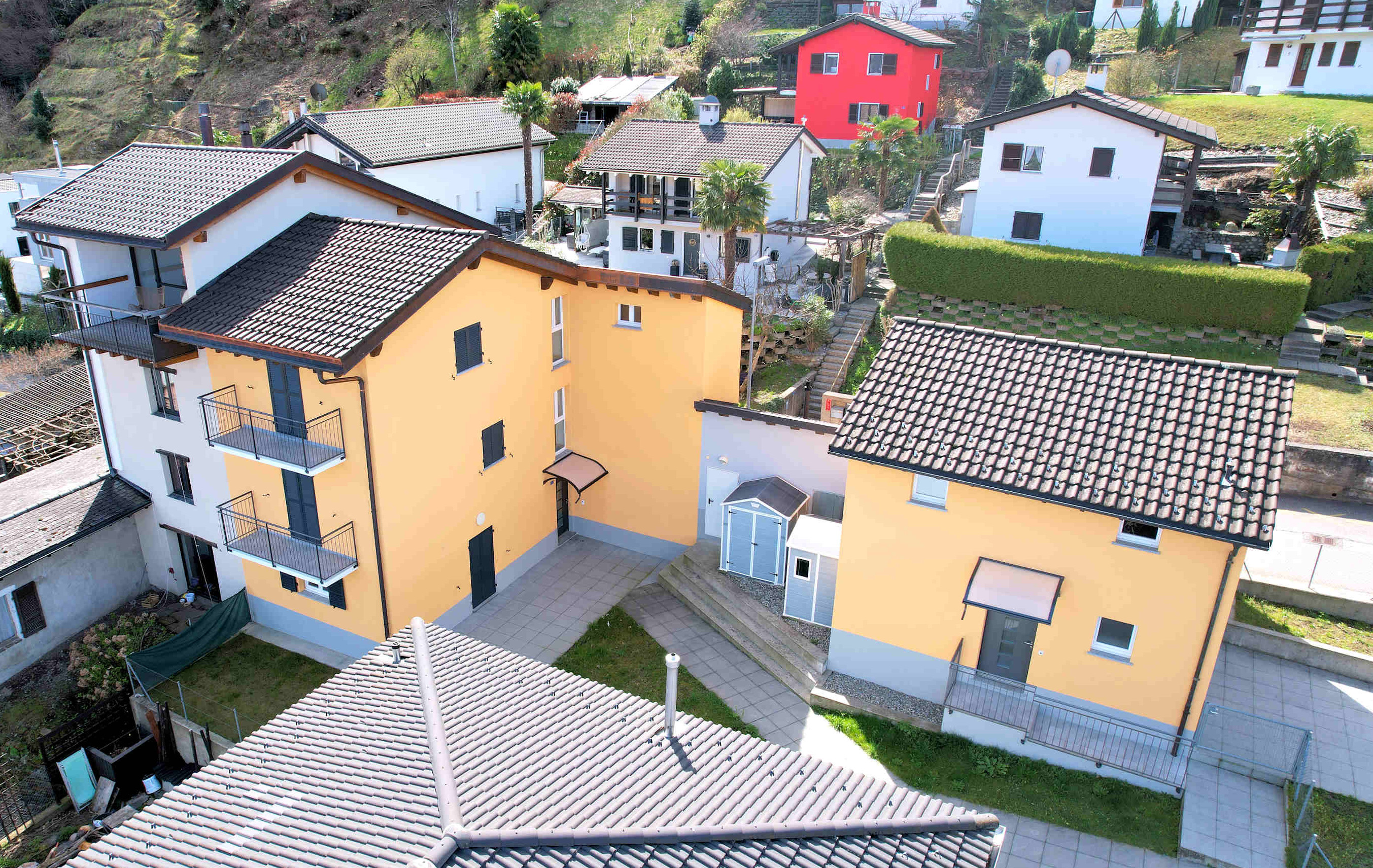 Wohnhausanlage mit mediterranen Fassaden und Satteldächern