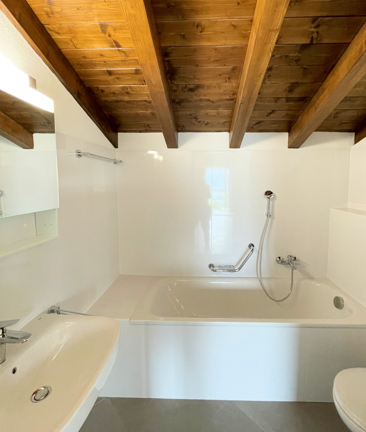 Bad mit Badewanne und Holzbalkendecke