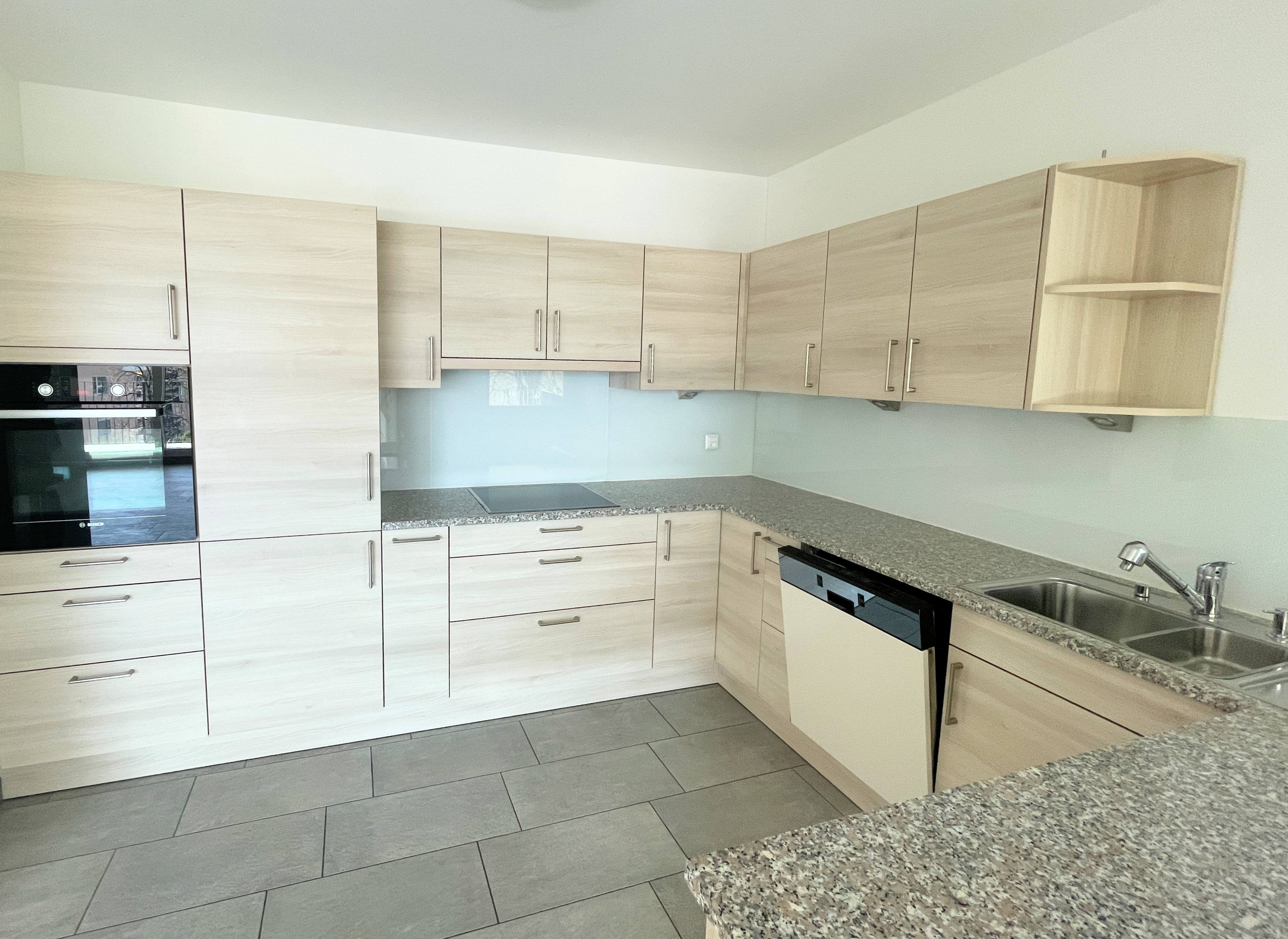 Moderne Einbauküche mit hellen Holzfronten