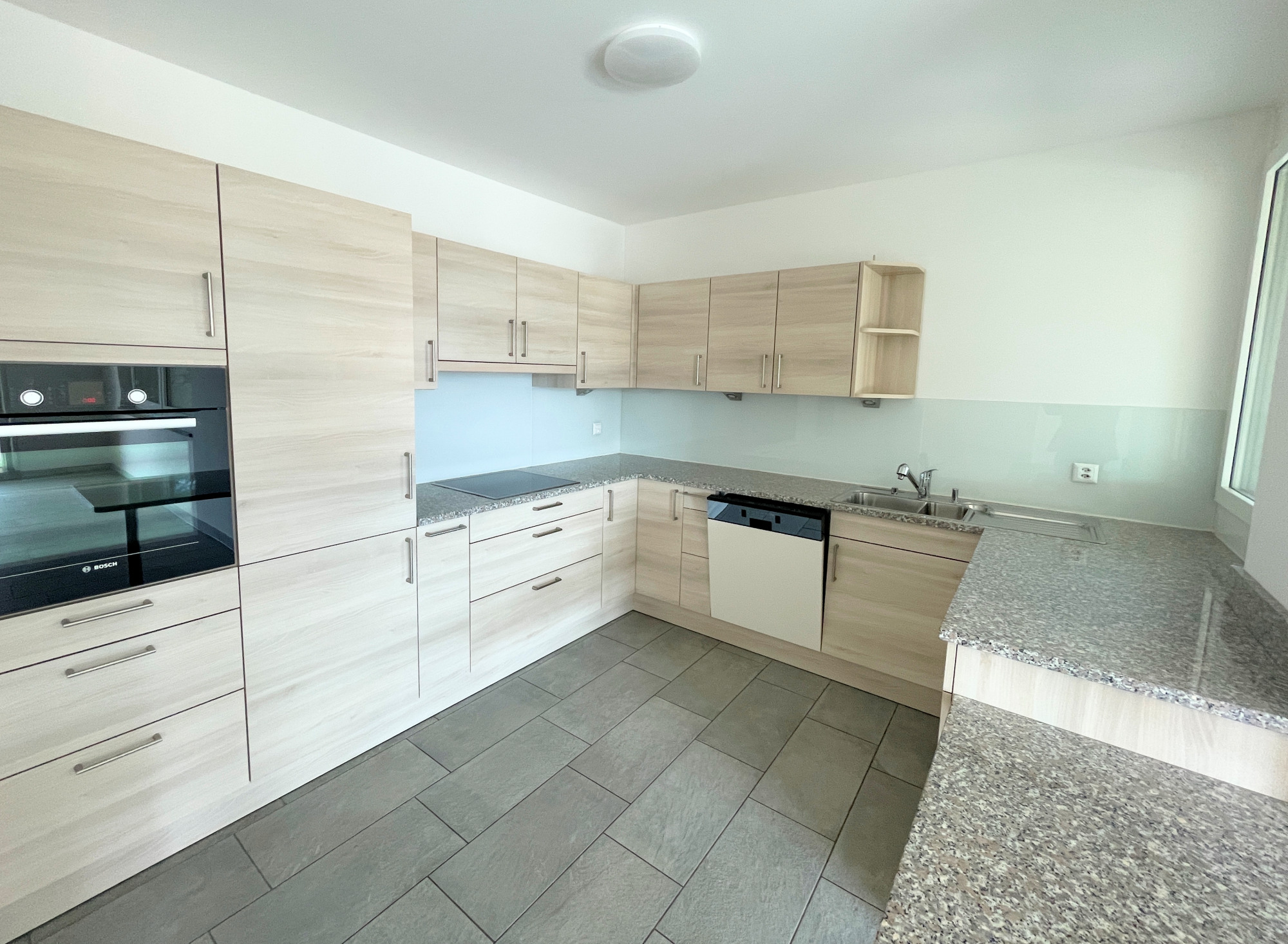 Moderne Einbauküche in hellem Holzdekor