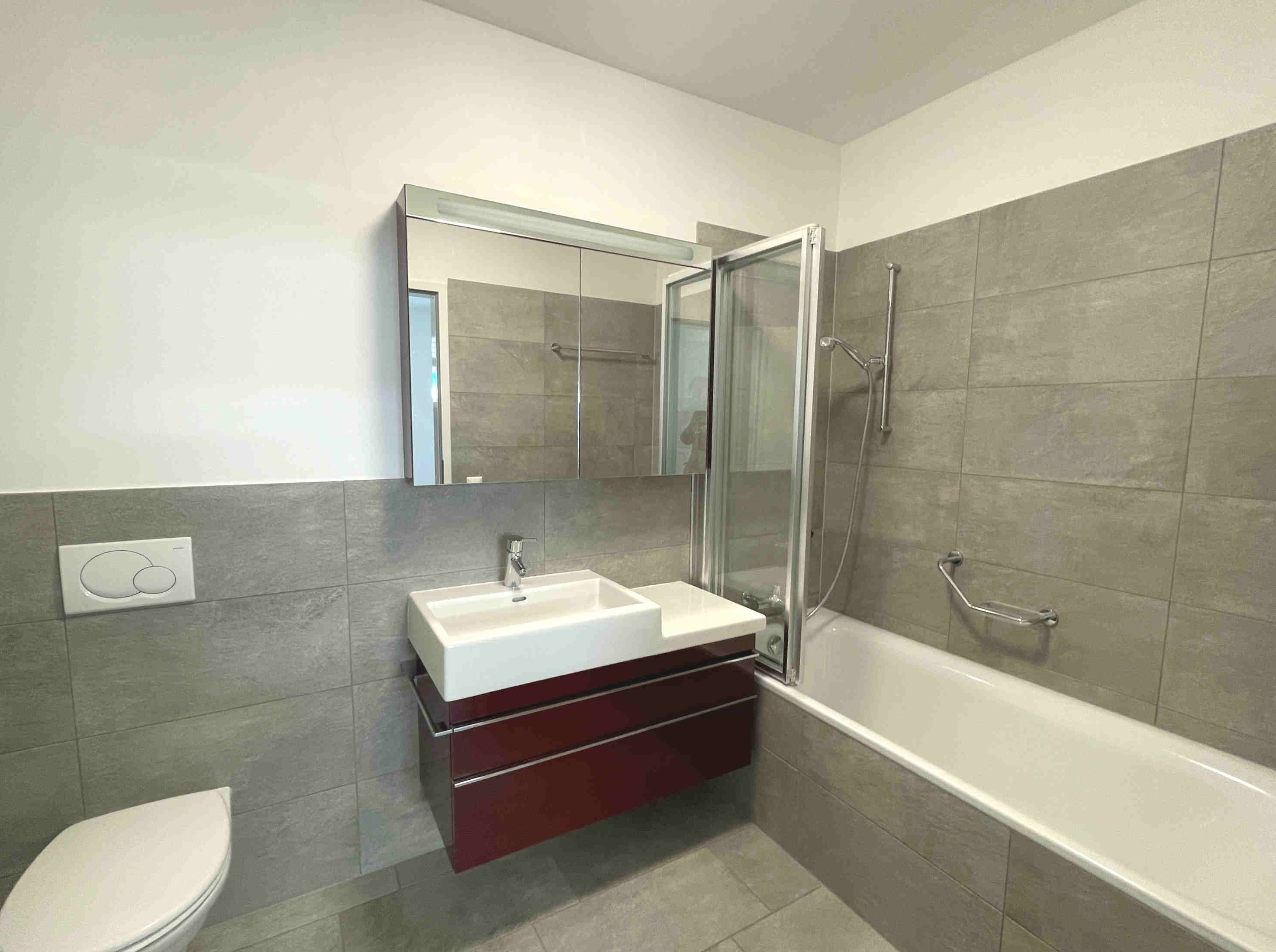 Modernes Badezimmer mit Wanne und Waschtisch