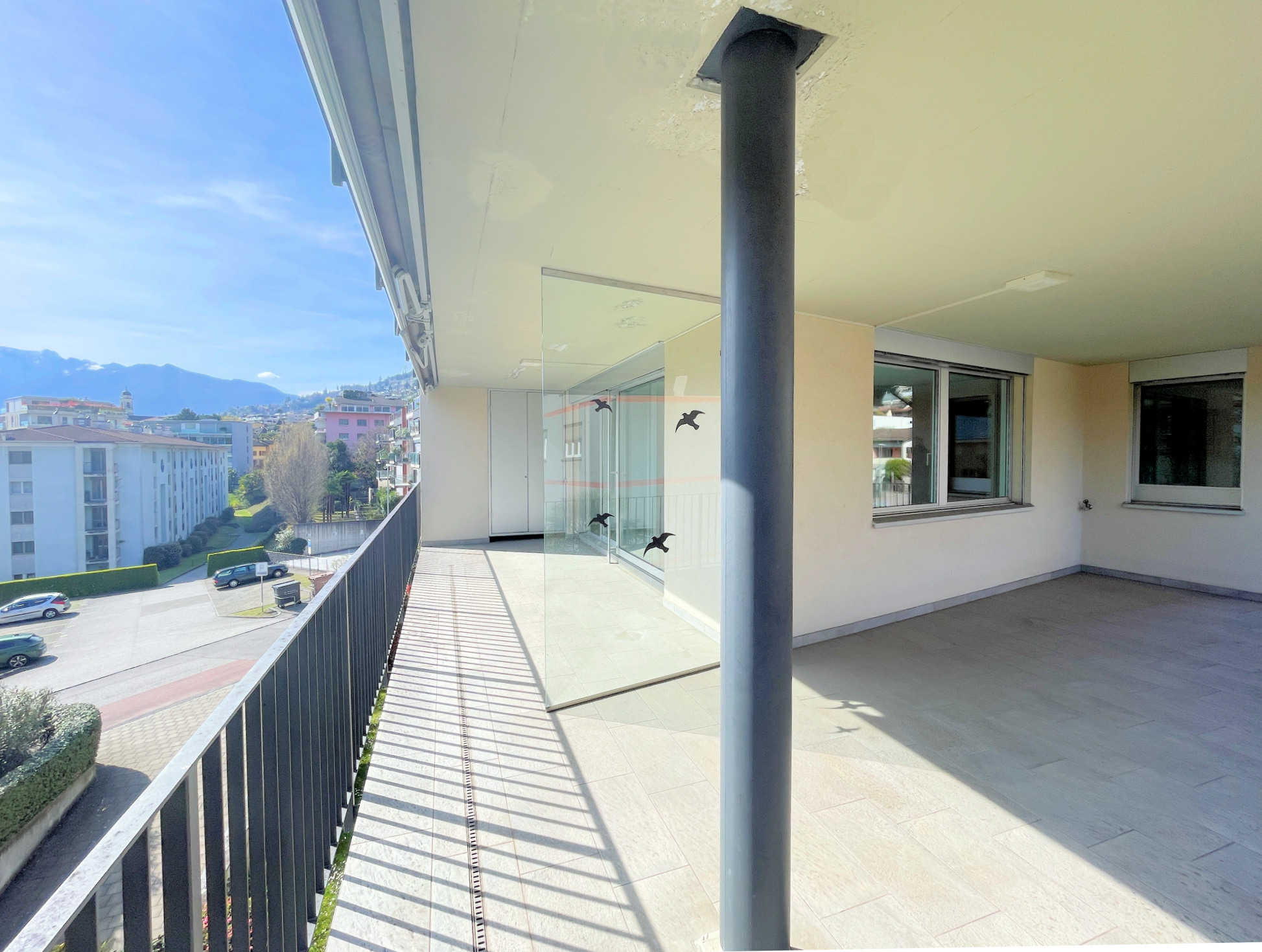 Überdachter Balkon mit Bergblick
