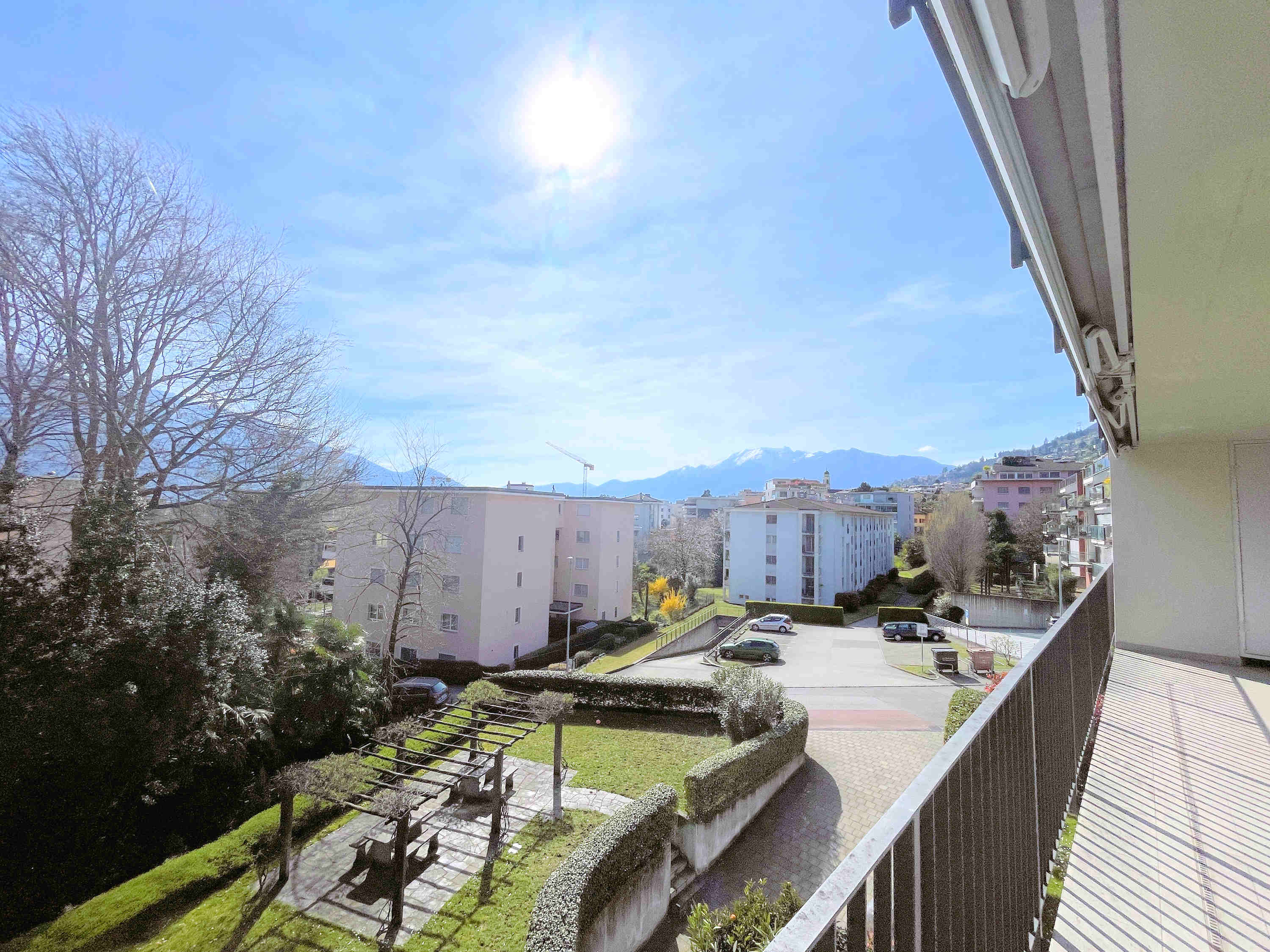 Balkon mit Weitblick auf Wohnanlage und Berge