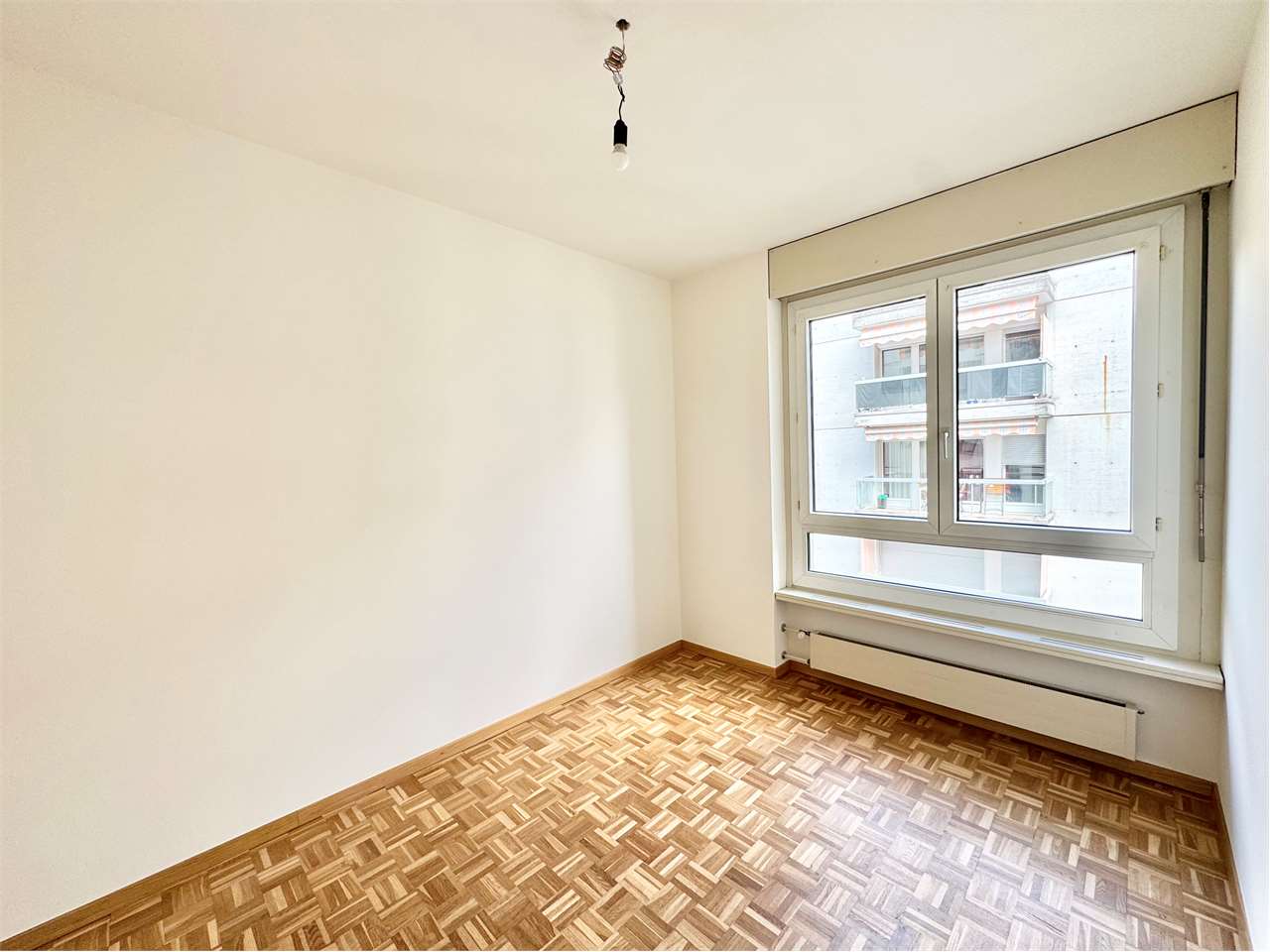 Leerer Raum mit großem Fenster