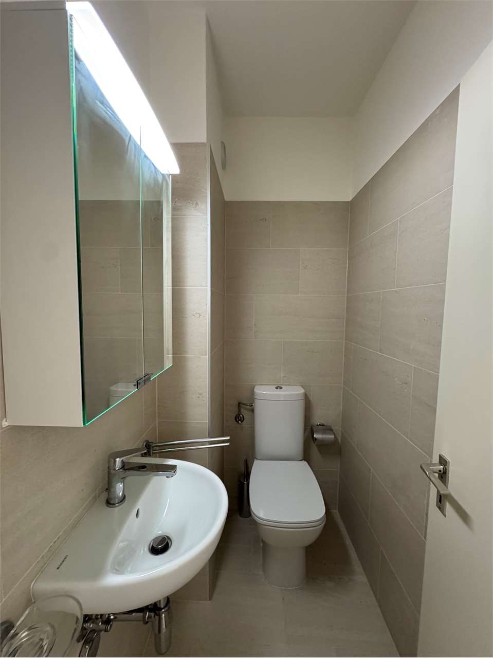 Kleines modernes Gäste-WC