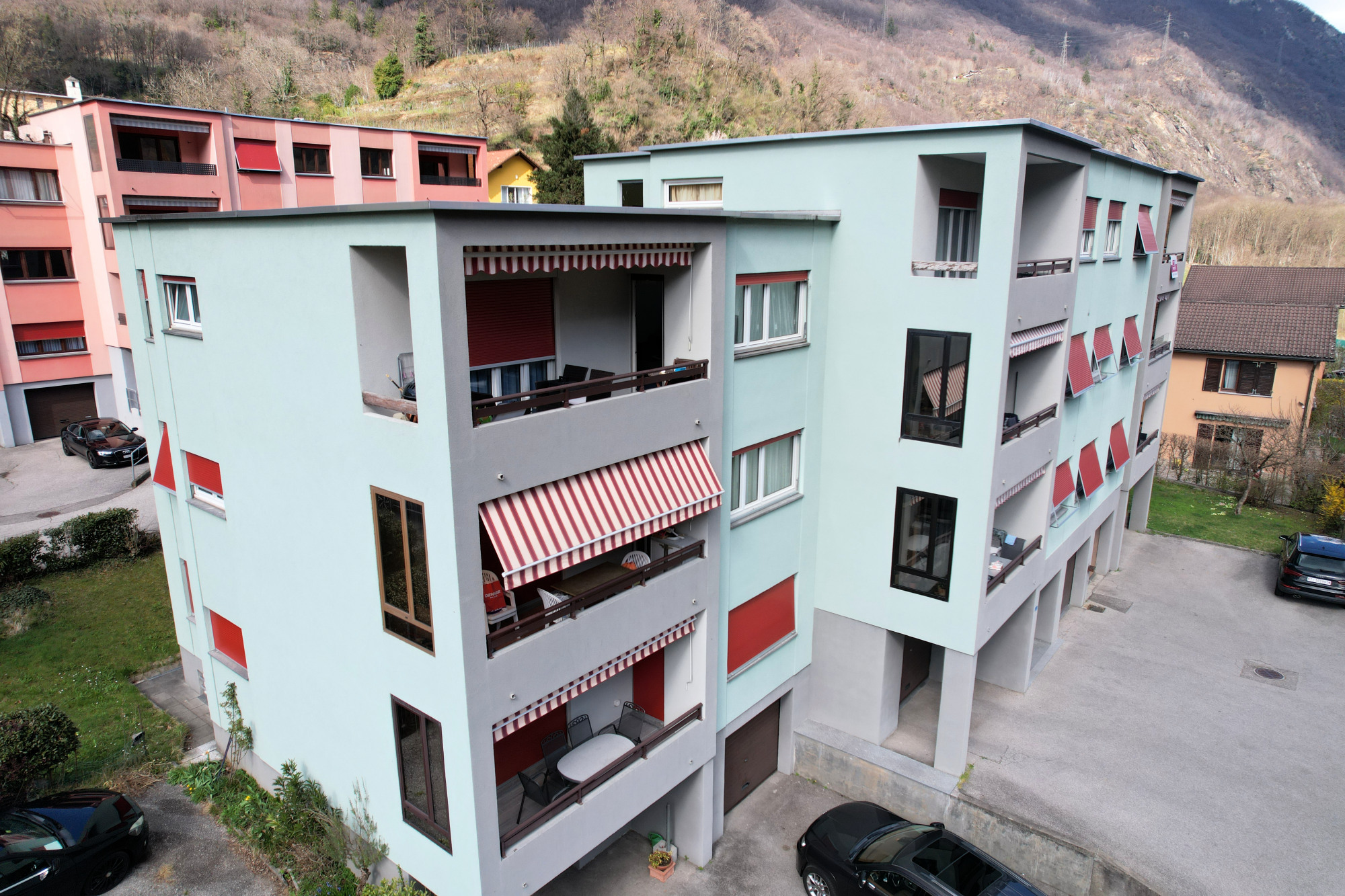 Mehrfamilienhaus mit Balkonen in Hanglage