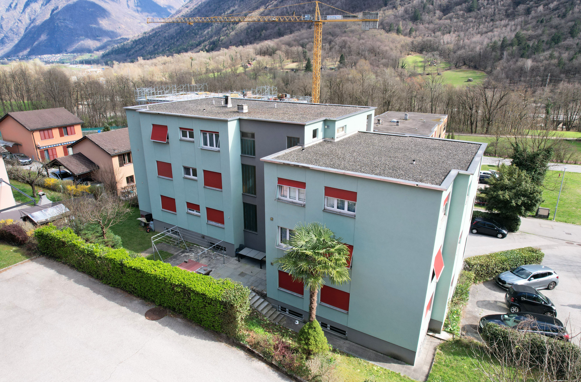 Mehrfamilienhaus in Hanglage mit Bergblick