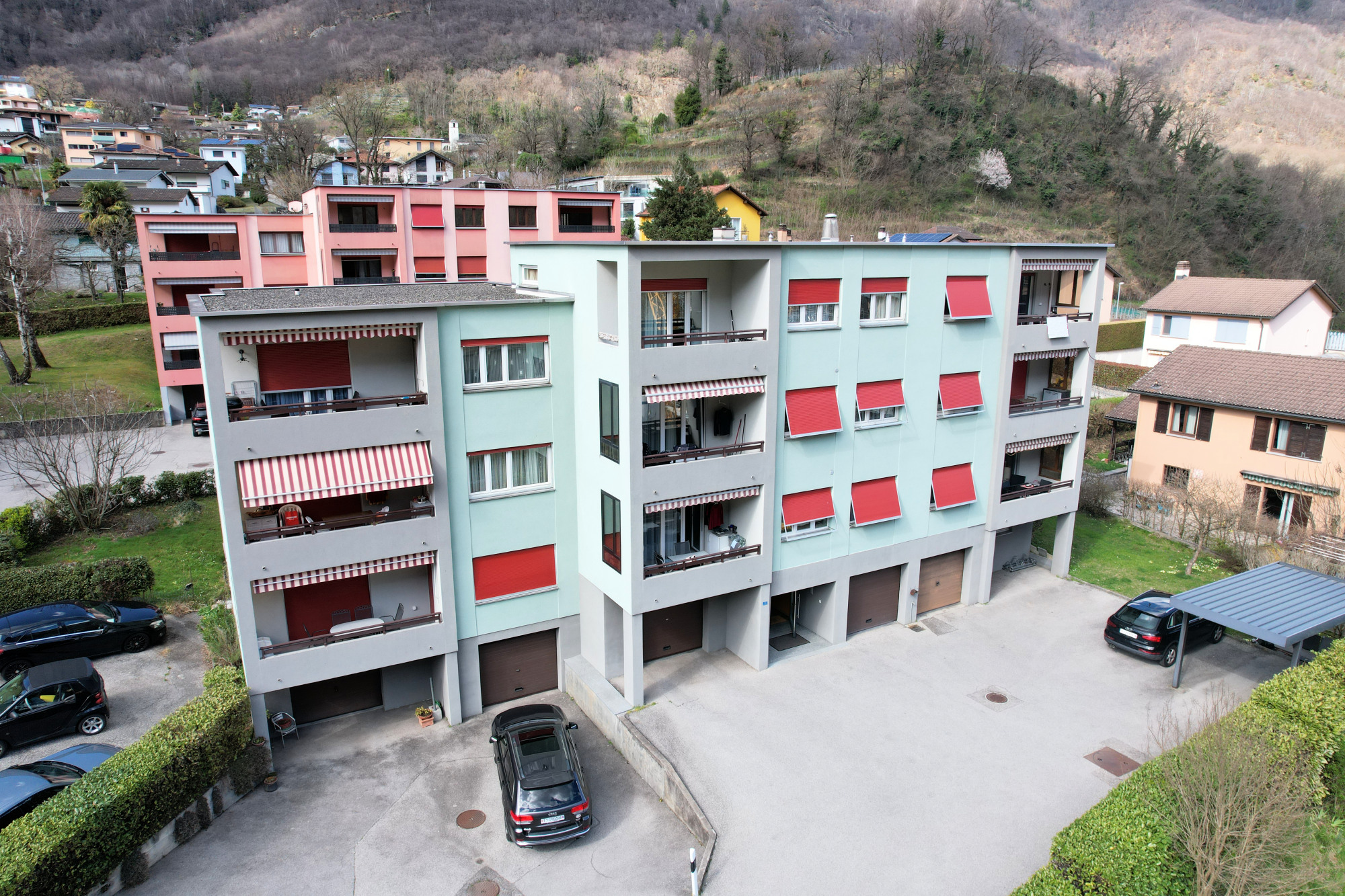 Mehrfamilienhausanlage in Hanglage