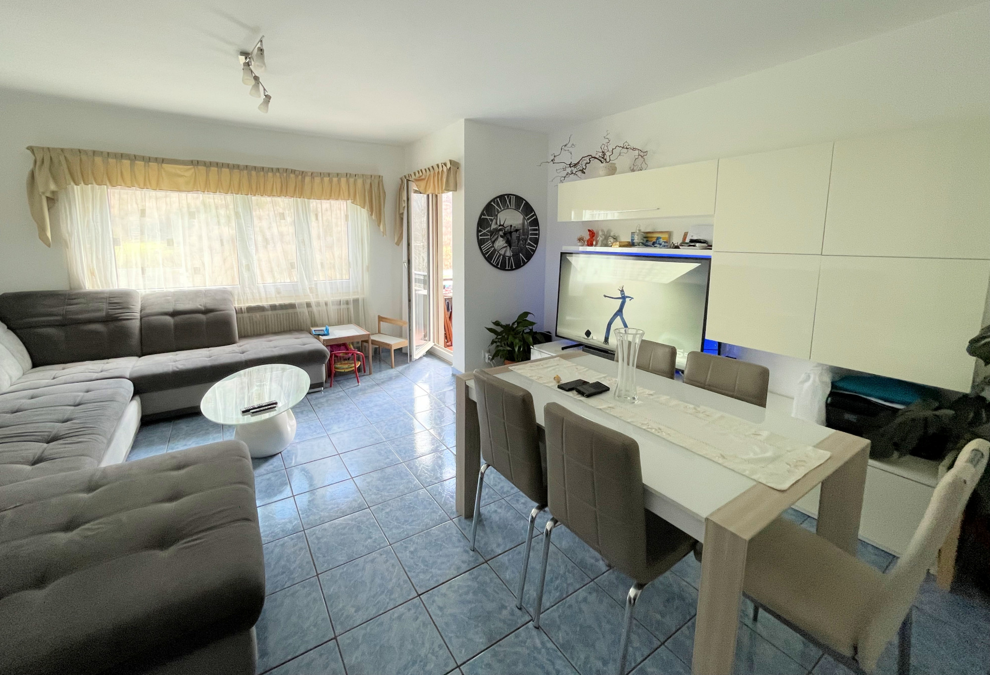 Wohn- und Essbereich mit Sofa und Esstisch