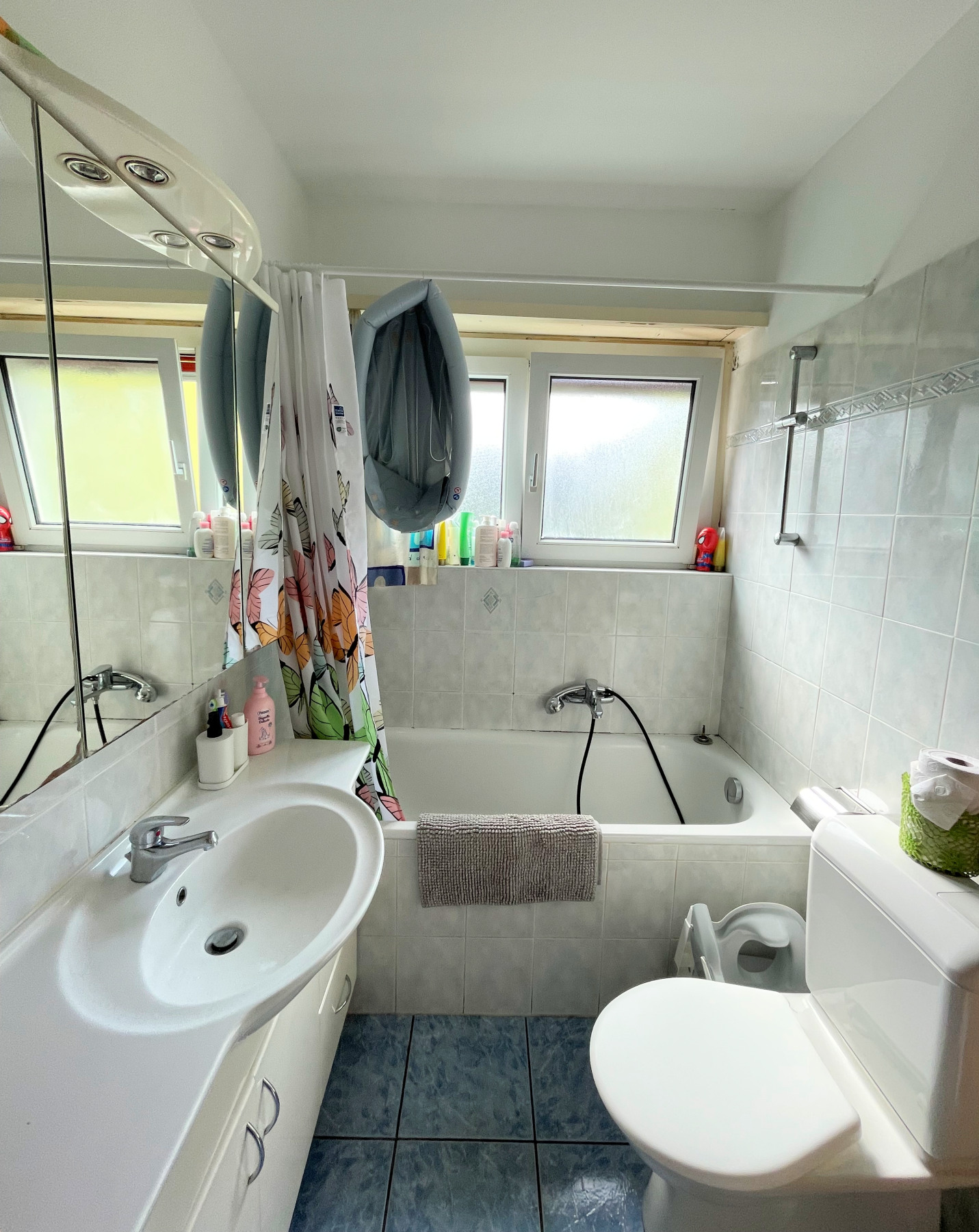 Kompaktes Badezimmer mit Badewanne und WC