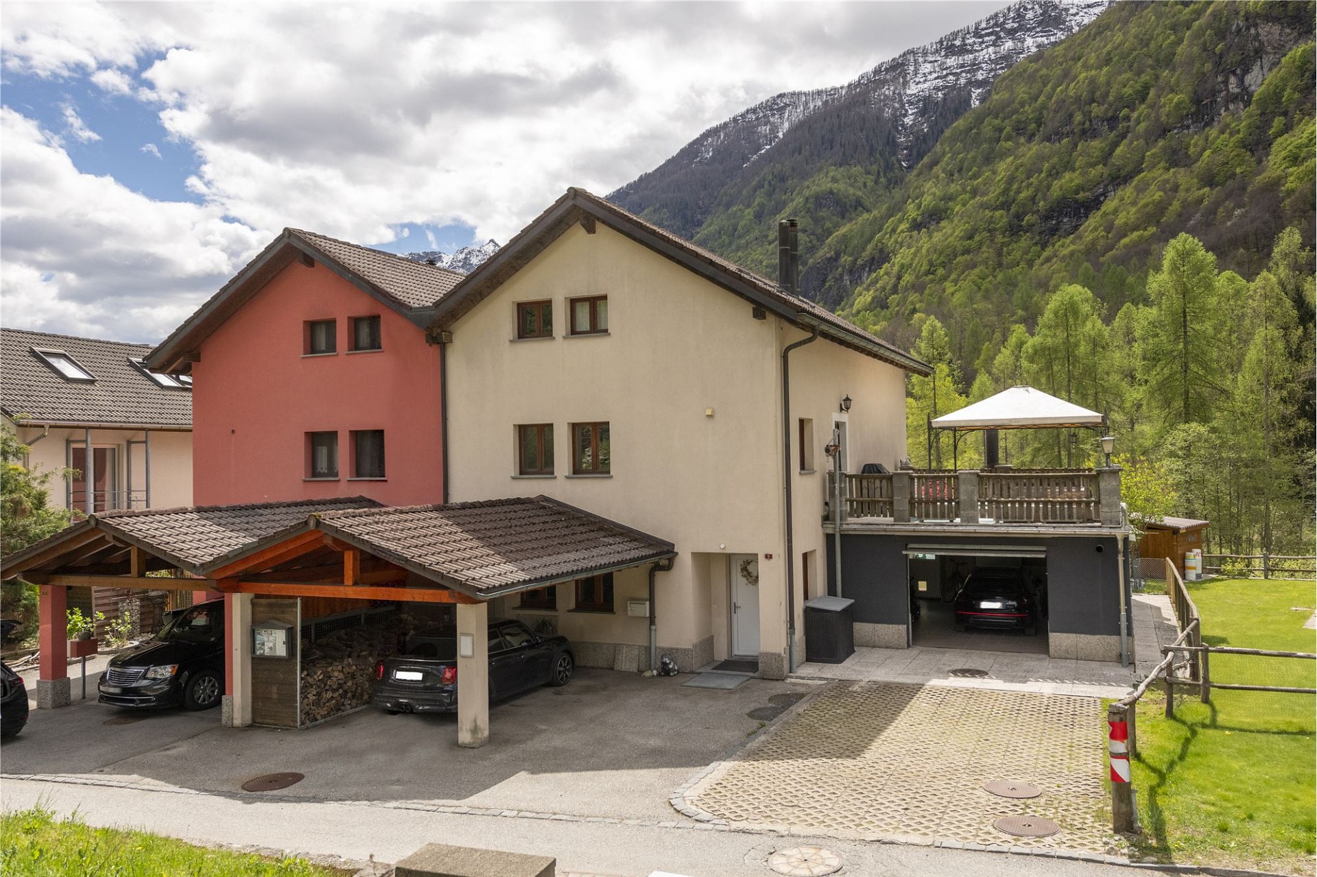Haus mit Bergpanorama und Garagen