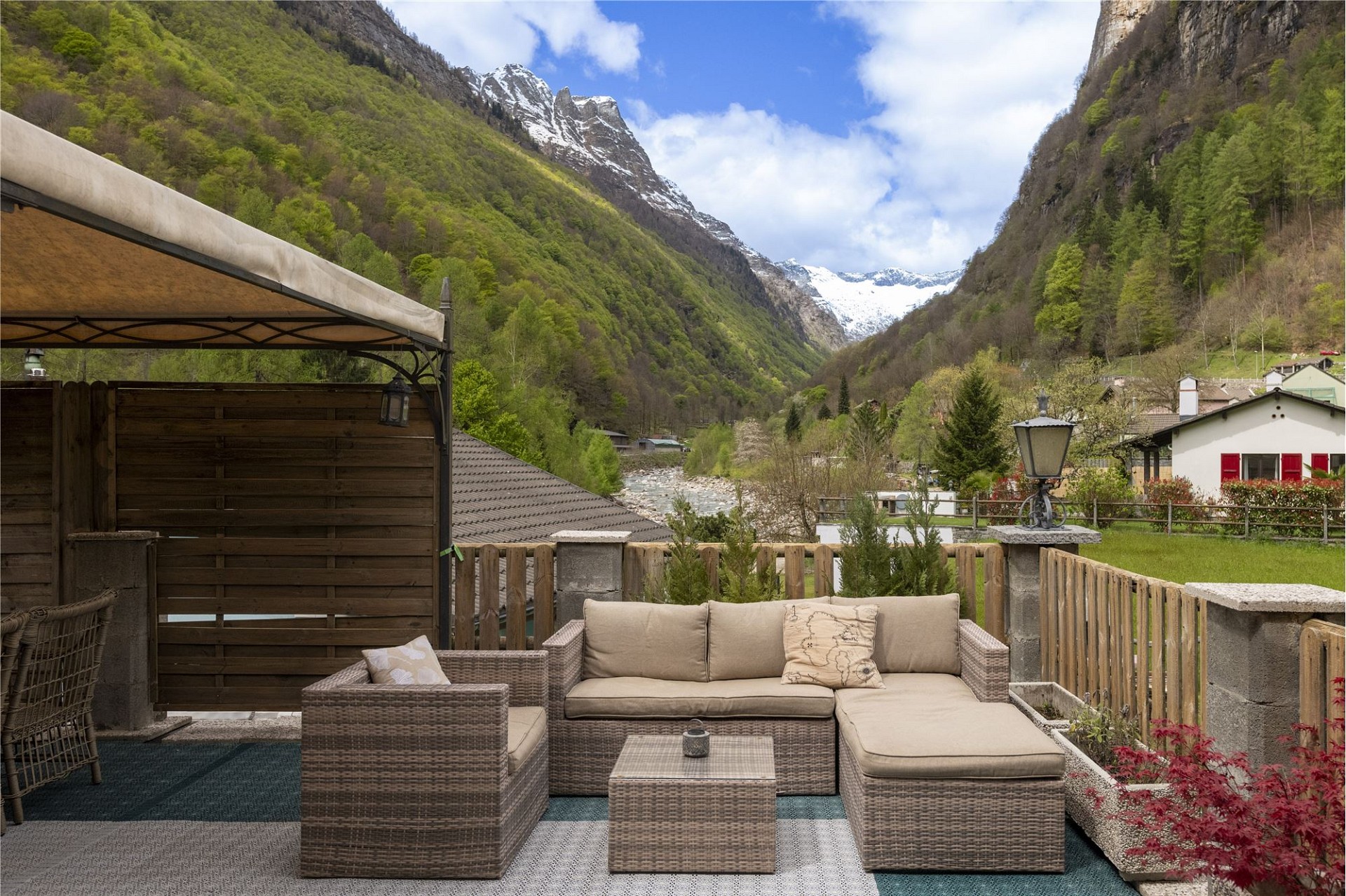 Terrasse mit Bergblick
