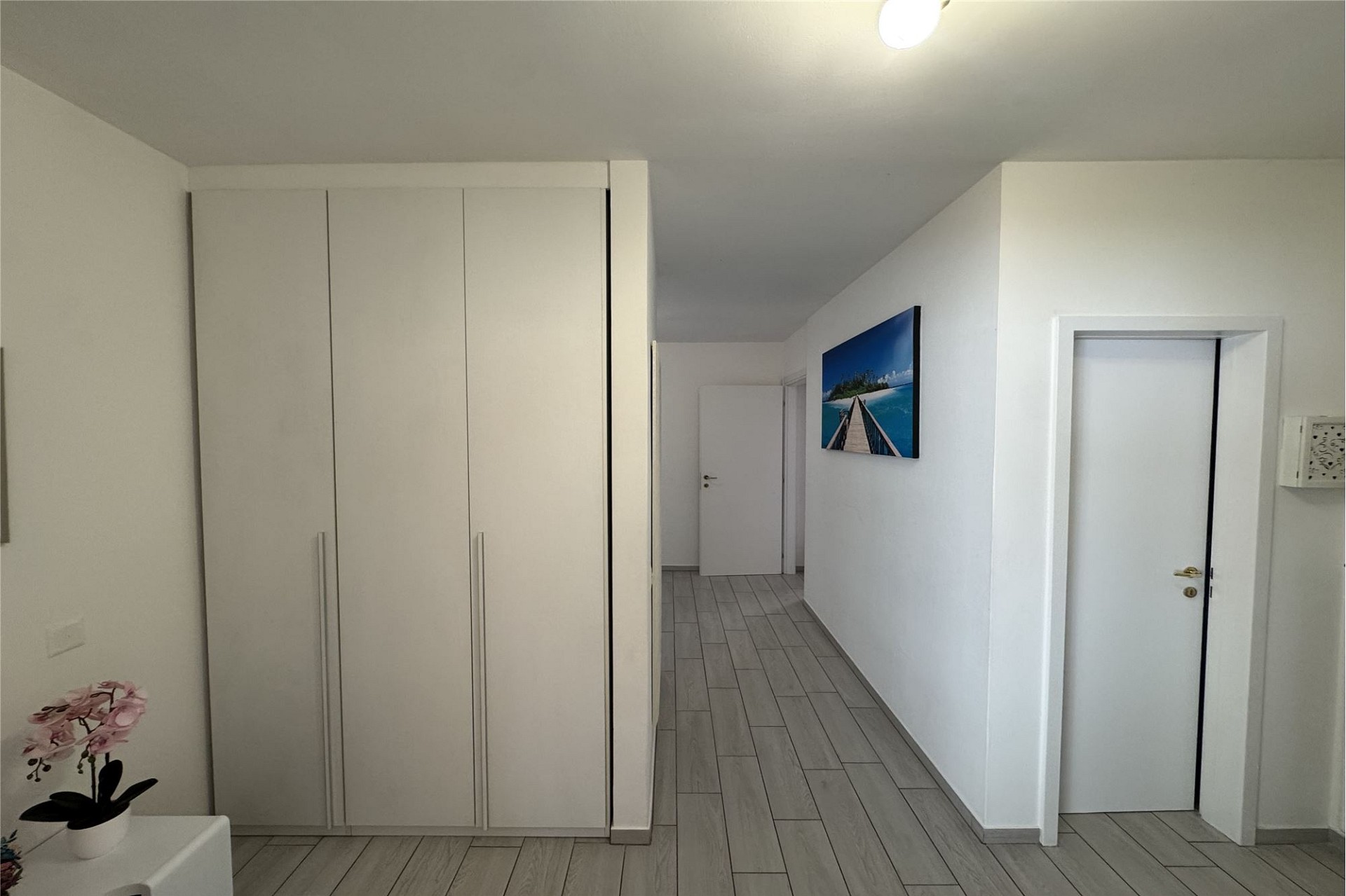 Heller Flur mit Einbauschrank