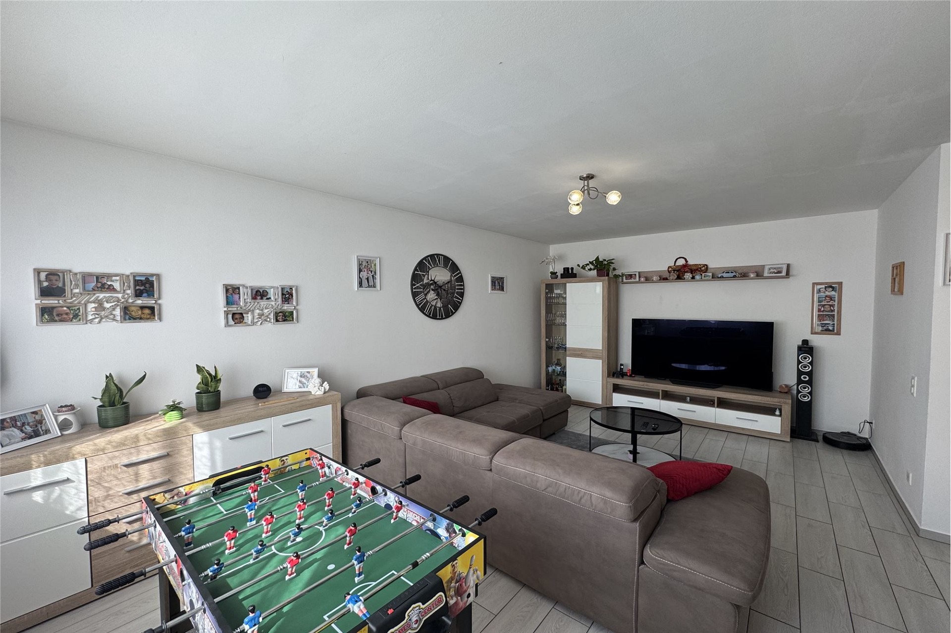 Wohnzimmer mit TV und Tischkicker