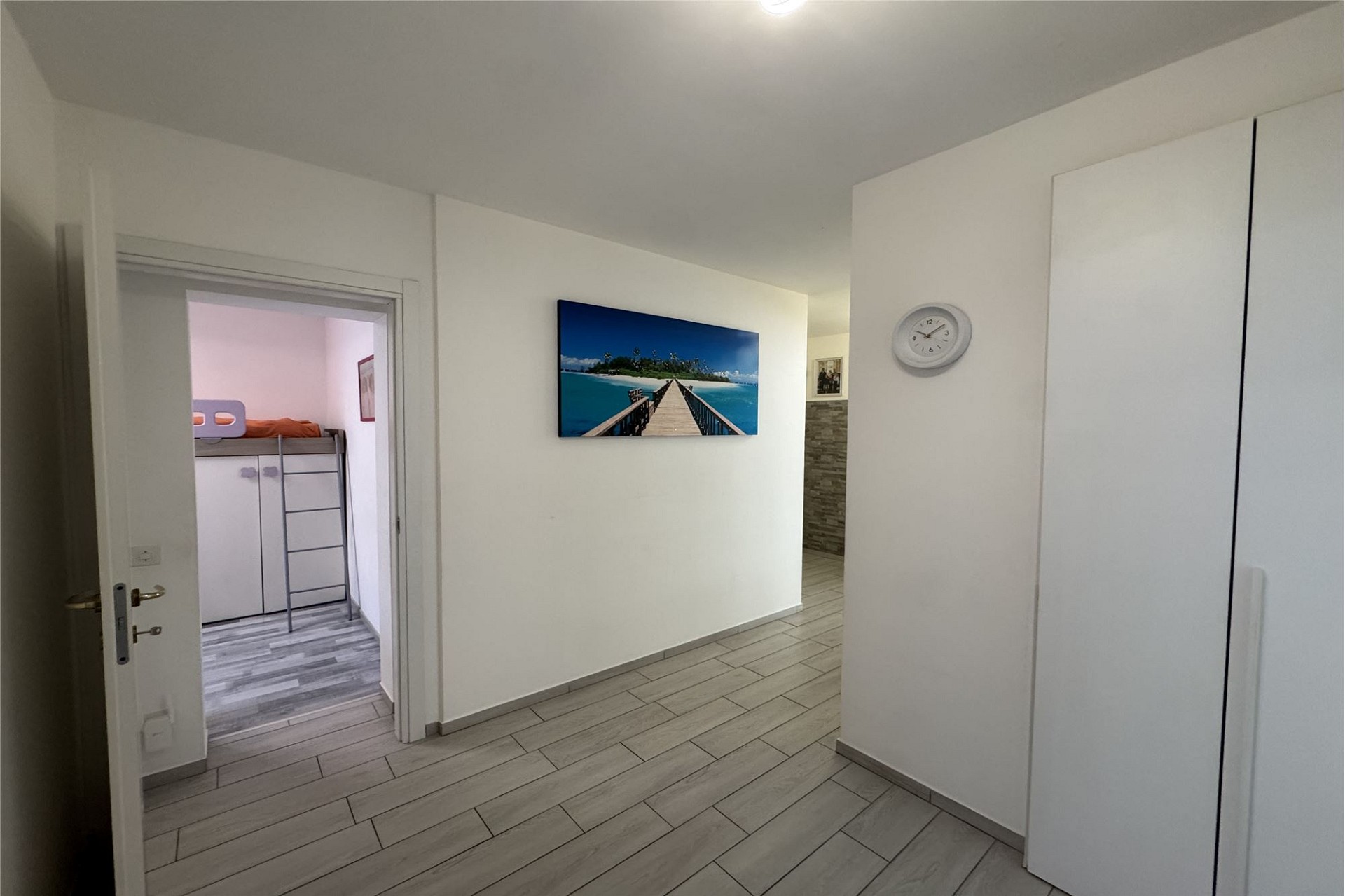 Flur mit Blick in ein Kinderzimmer