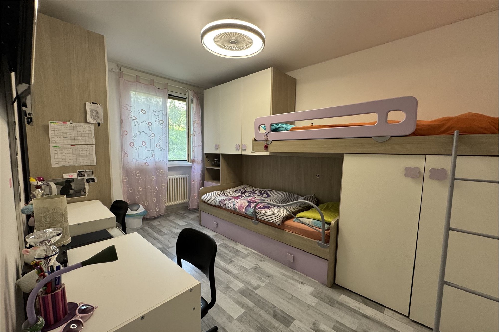 Kinderzimmer mit Hochbett und Schreibtisch