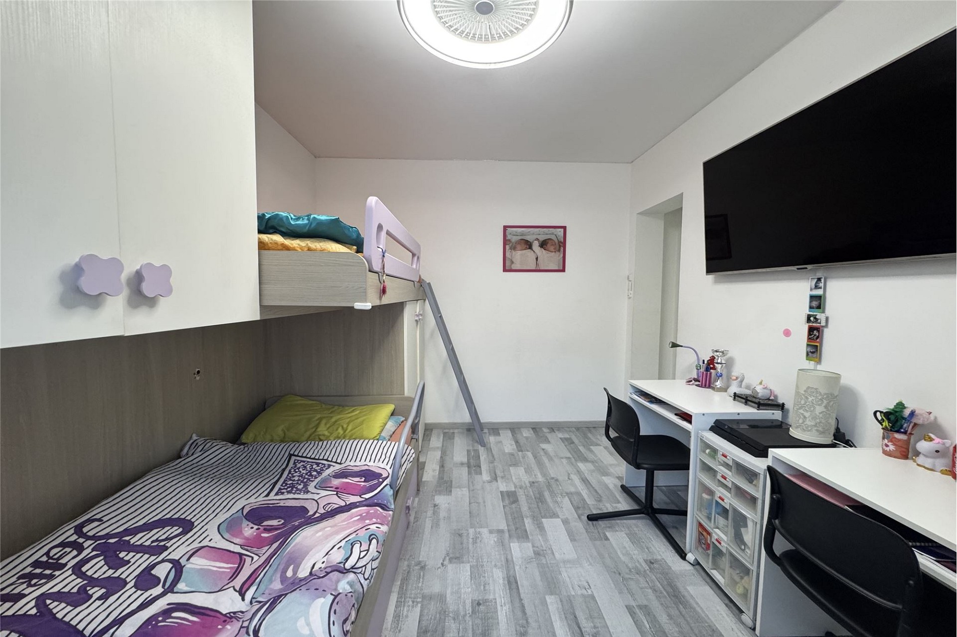Kinderzimmer mit Etagenbett und Schreibtisch