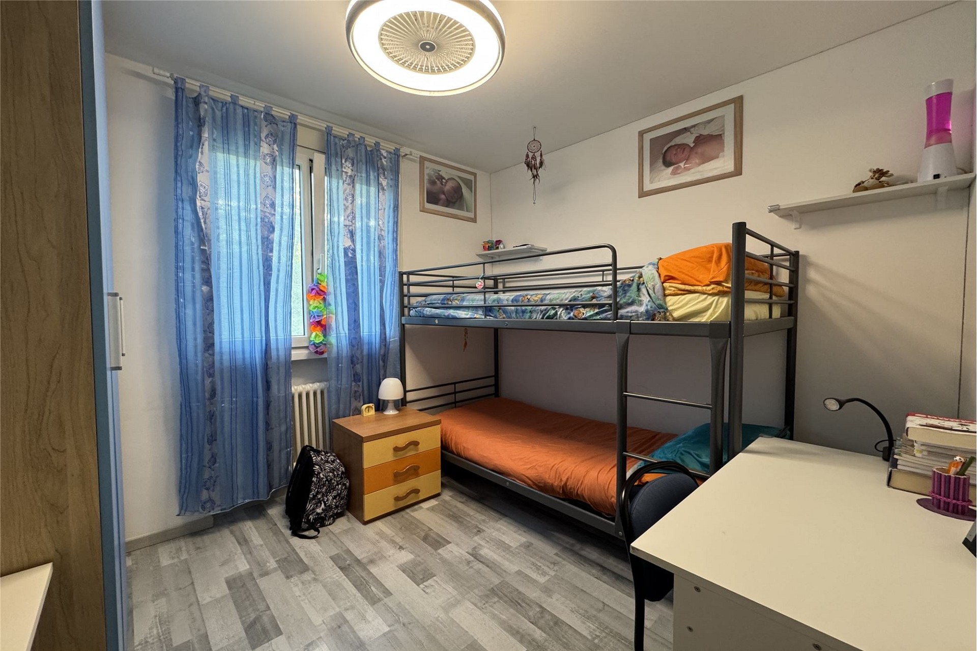 Kinderzimmer mit Etagenbett und Schreibtisch