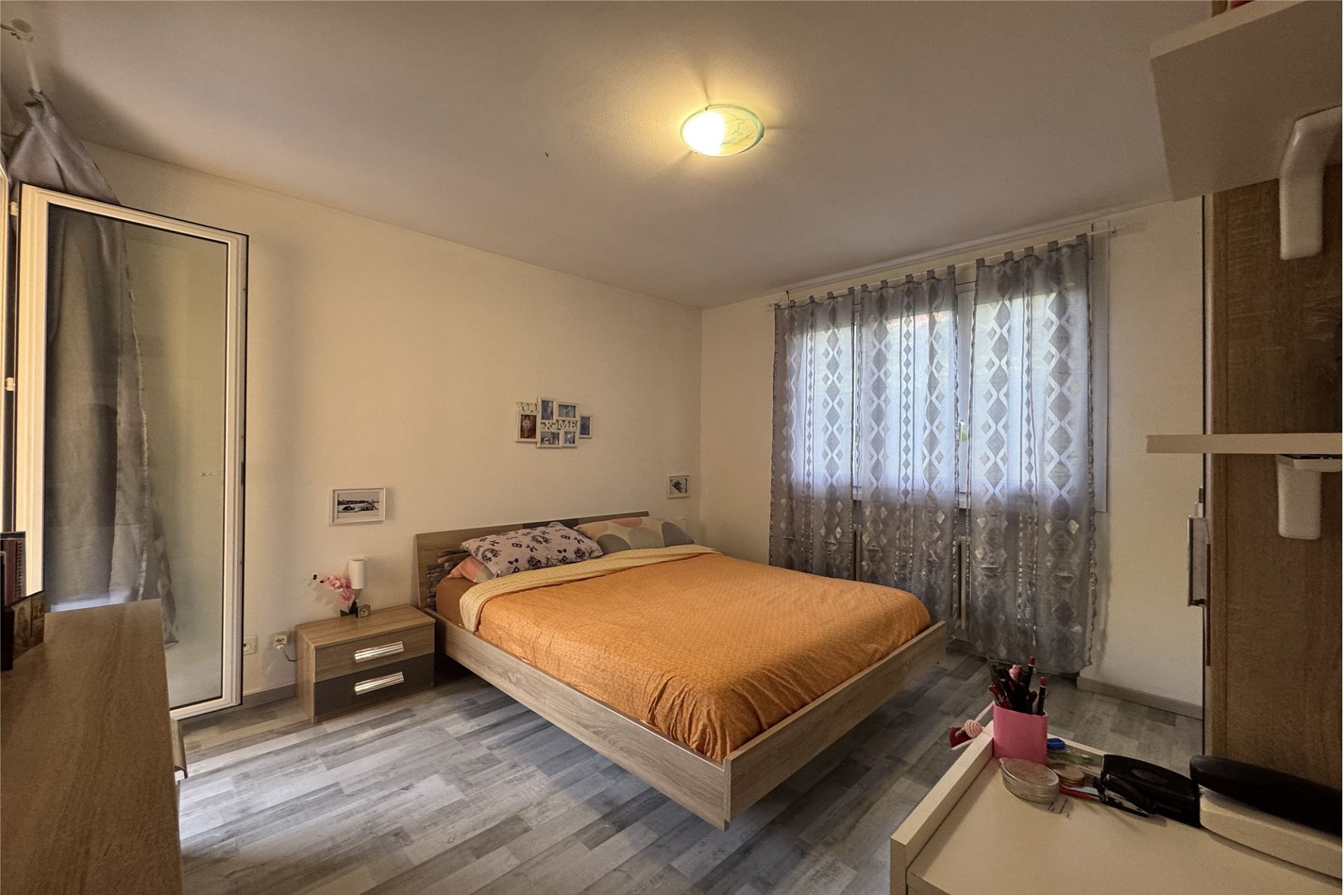 Schlafzimmer mit Bett und Tageslicht