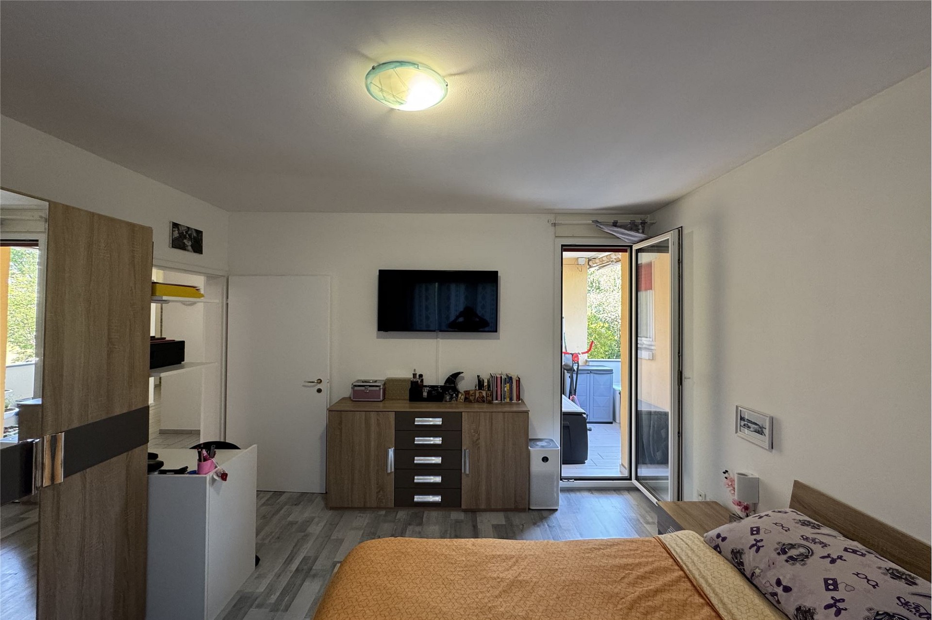 Schlafzimmer mit Zugang nach draußen