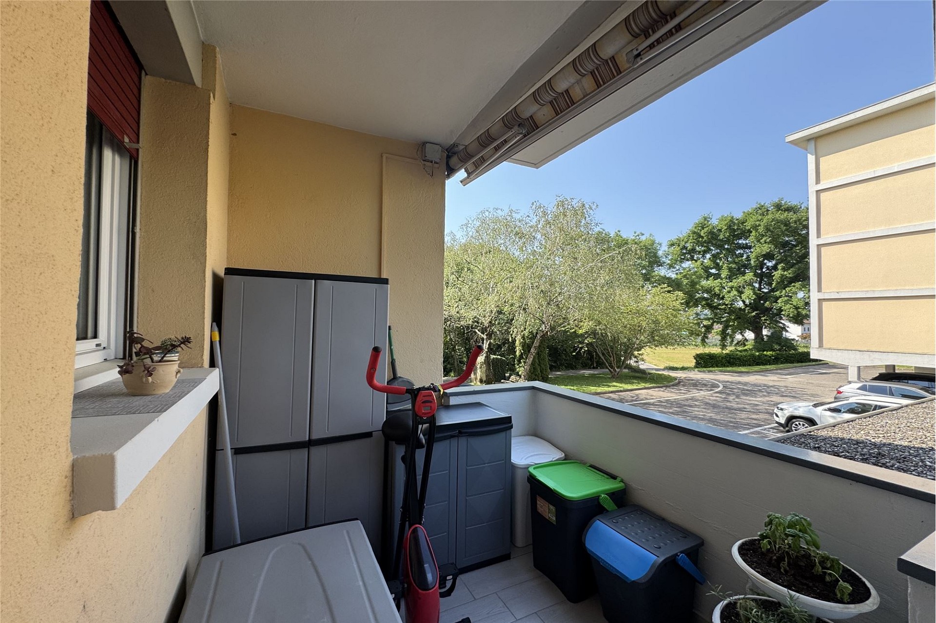 Überdachter Balkon mit Blick ins Grüne