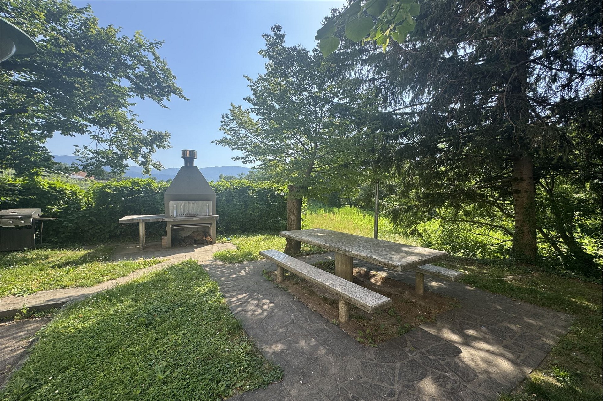 Garten mit Grillplatz und Sitzbereich