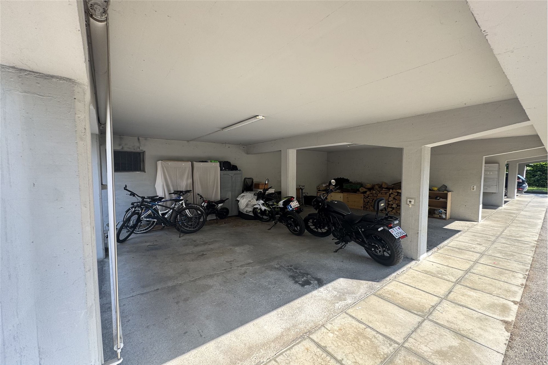 Überdachter Garagen- bzw. Carportbereich