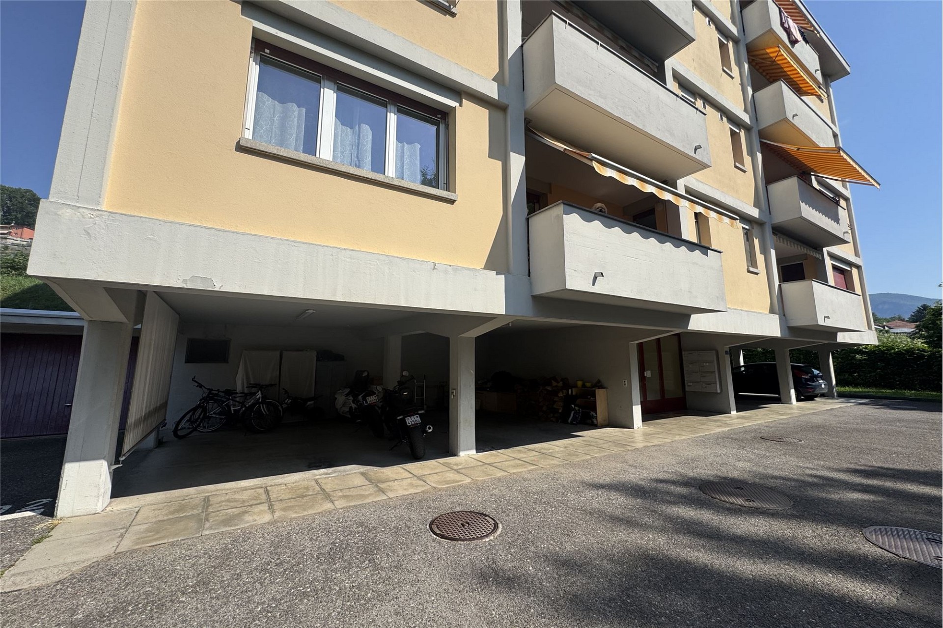 Mehrfamilienhaus mit Balkonen und Parkebene