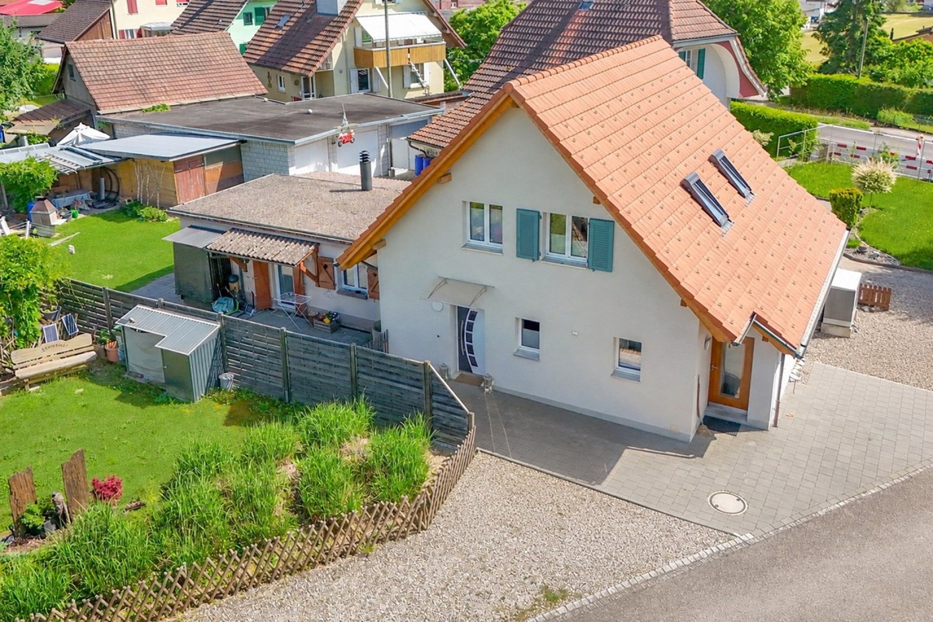 Luftaufnahme eines Einfamilienhauses mit Garten