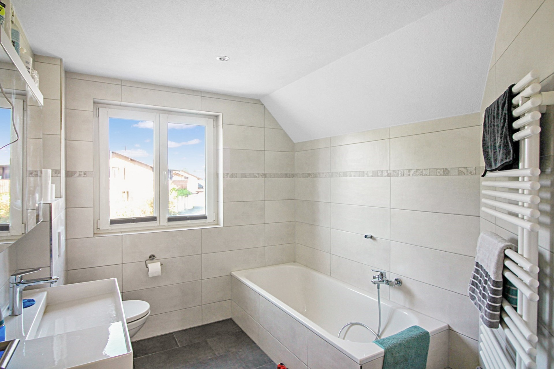 Helles Tageslicht-Badezimmer mit Badewanne