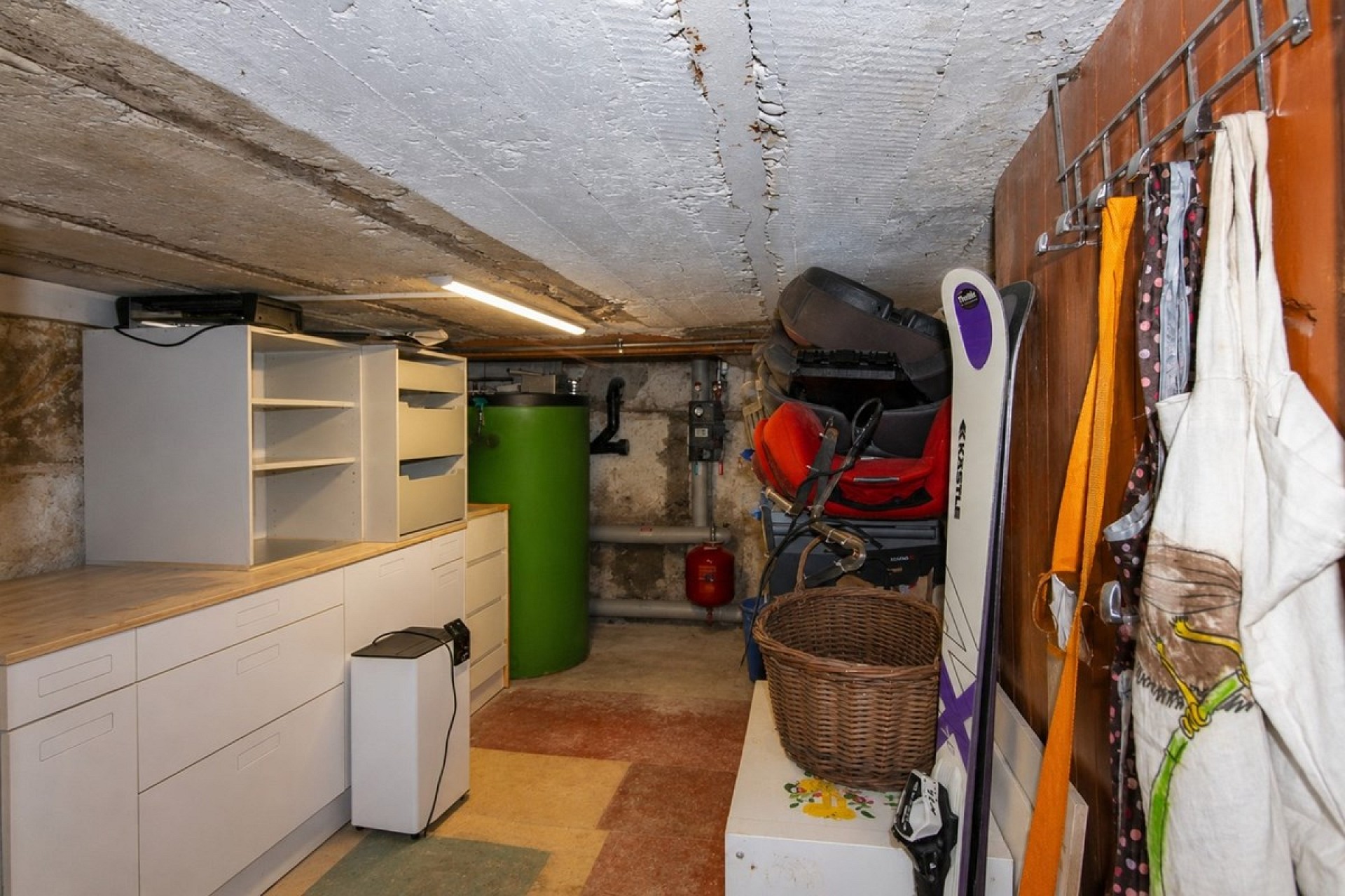 Kleiner Keller- bzw. Technikraum mit Lagerfläche