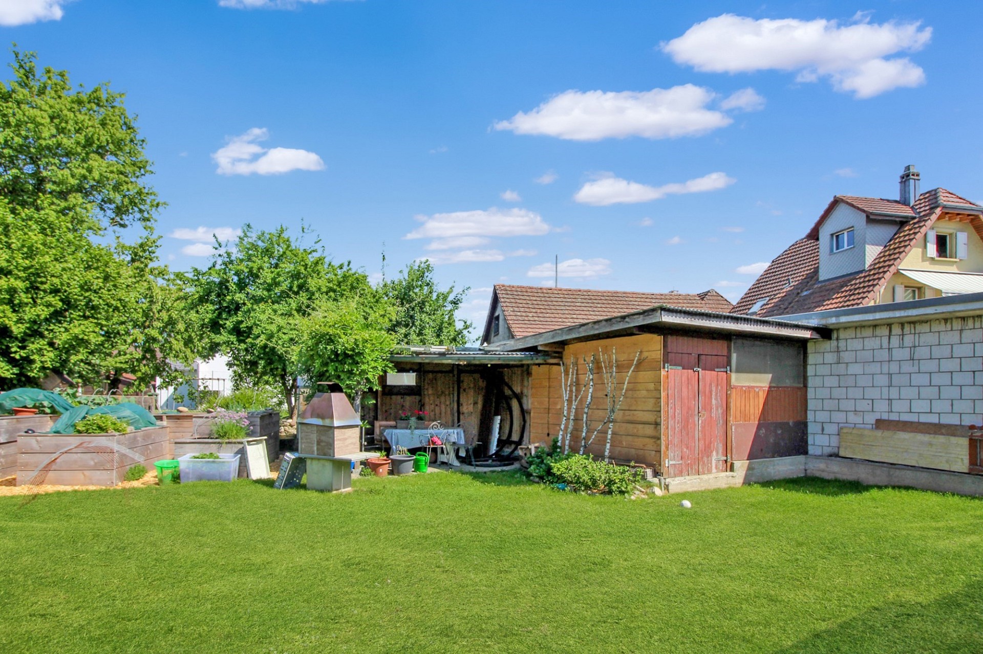 Großer Garten mit Nebengebäuden