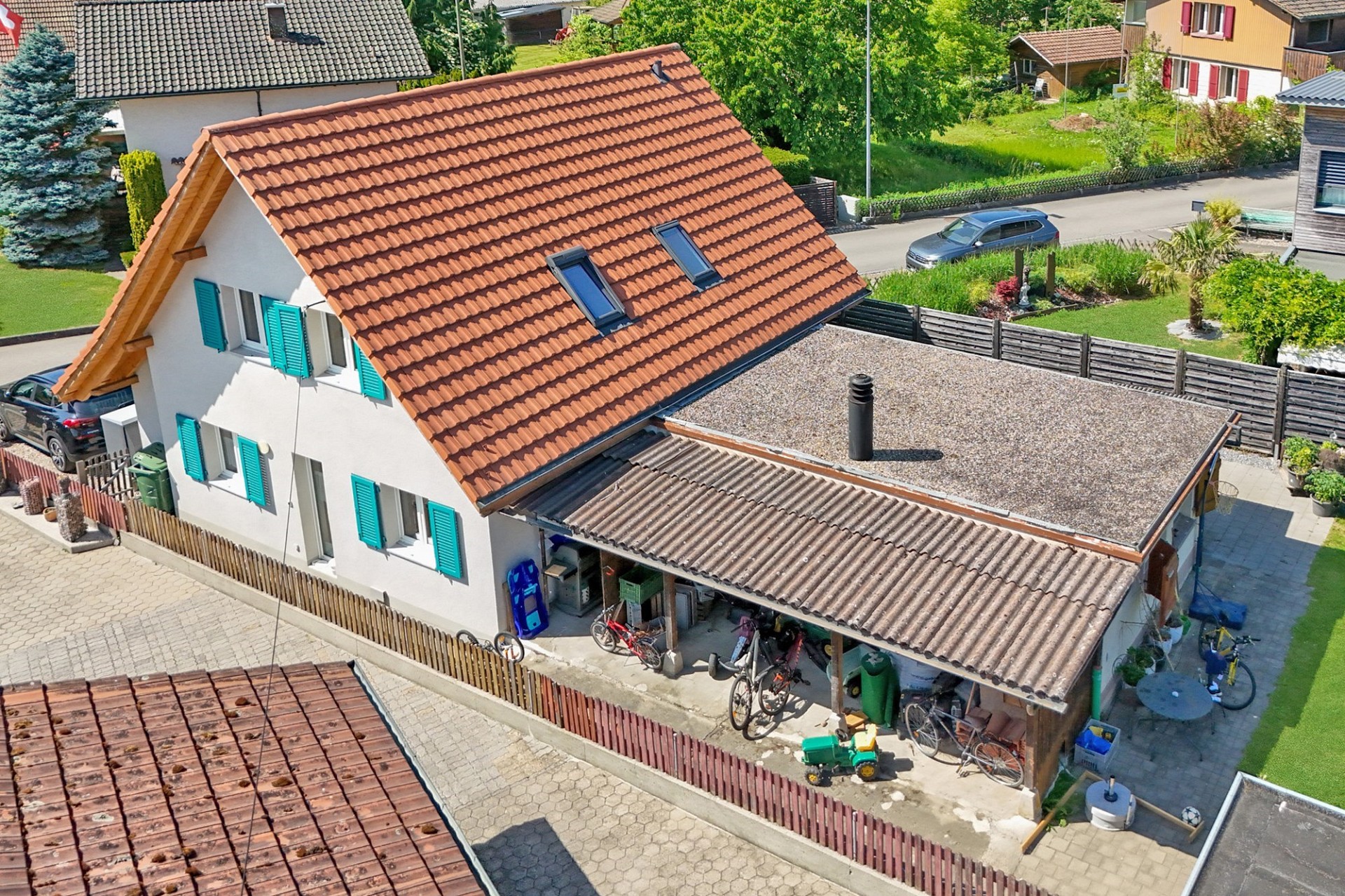Luftaufnahme eines Einfamilienhauses mit Garten und Nebengebäude