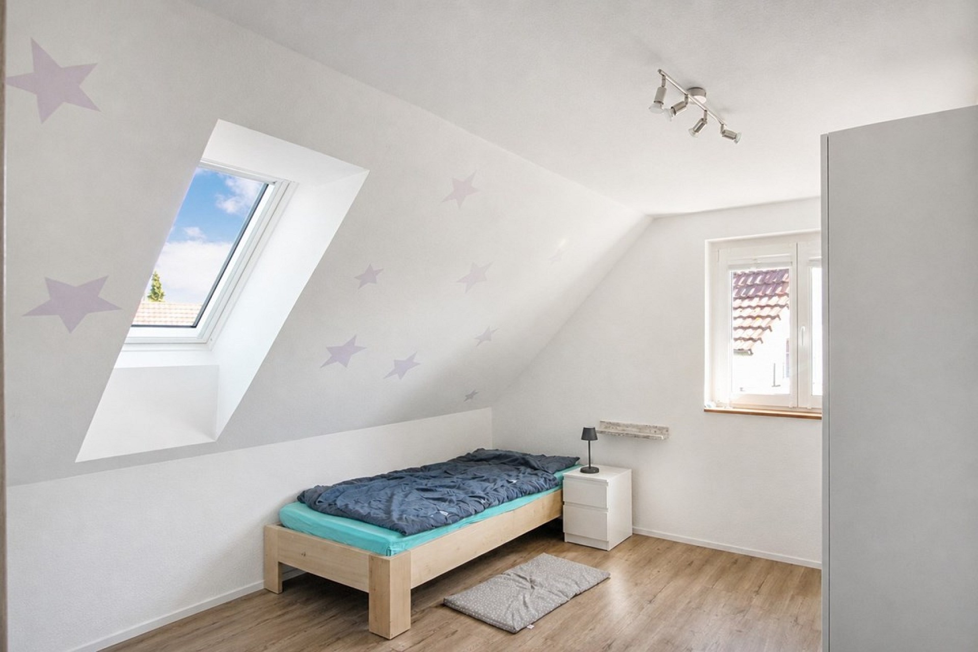 Dachzimmer mit Einzelbett