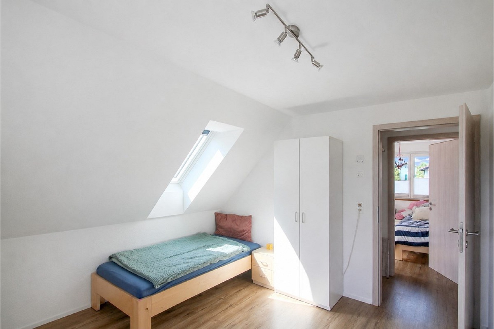 Helles Dachgeschoss-Schlafzimmer