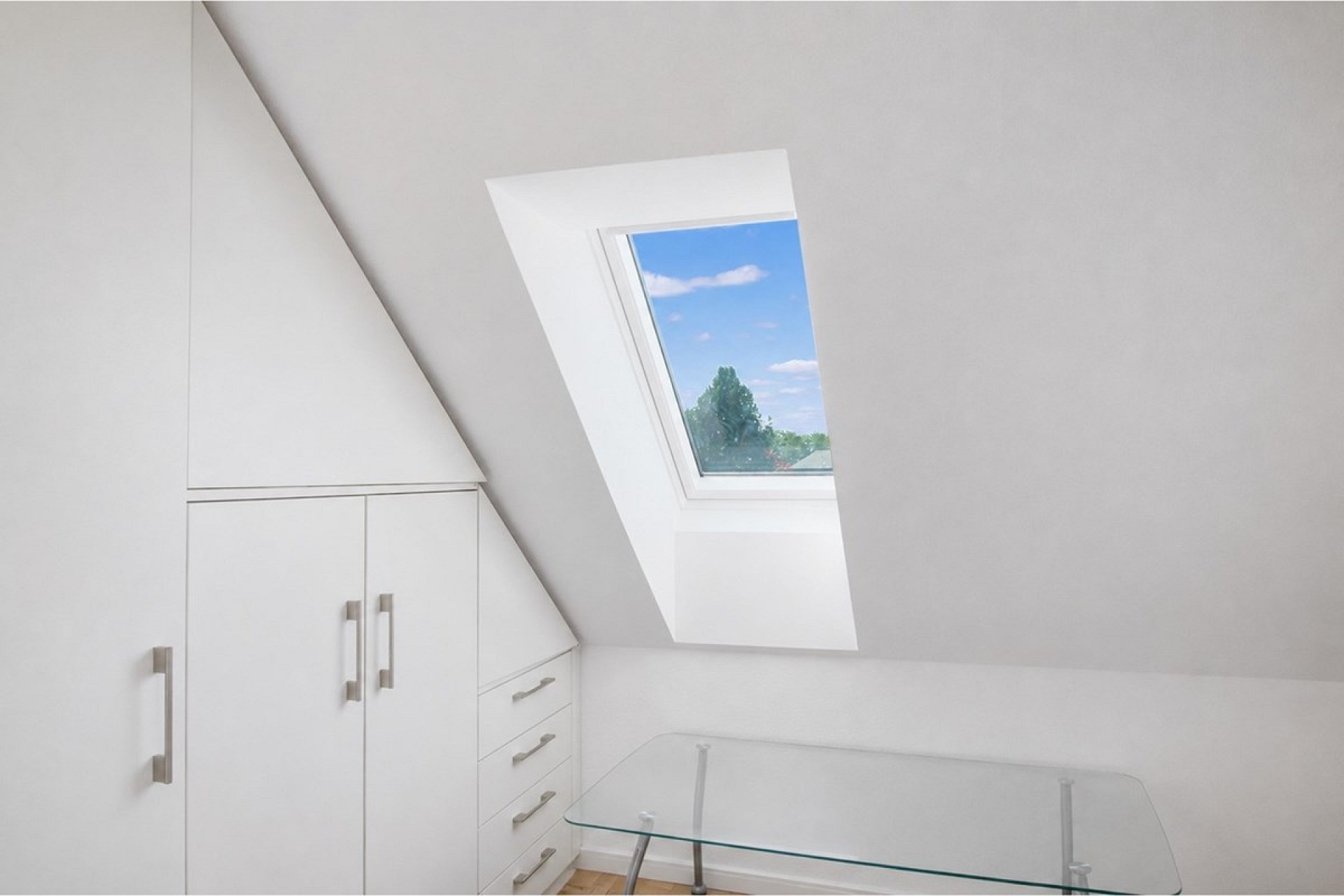 Dachgeschosszimmer mit Dachfenster und Einbauschrank